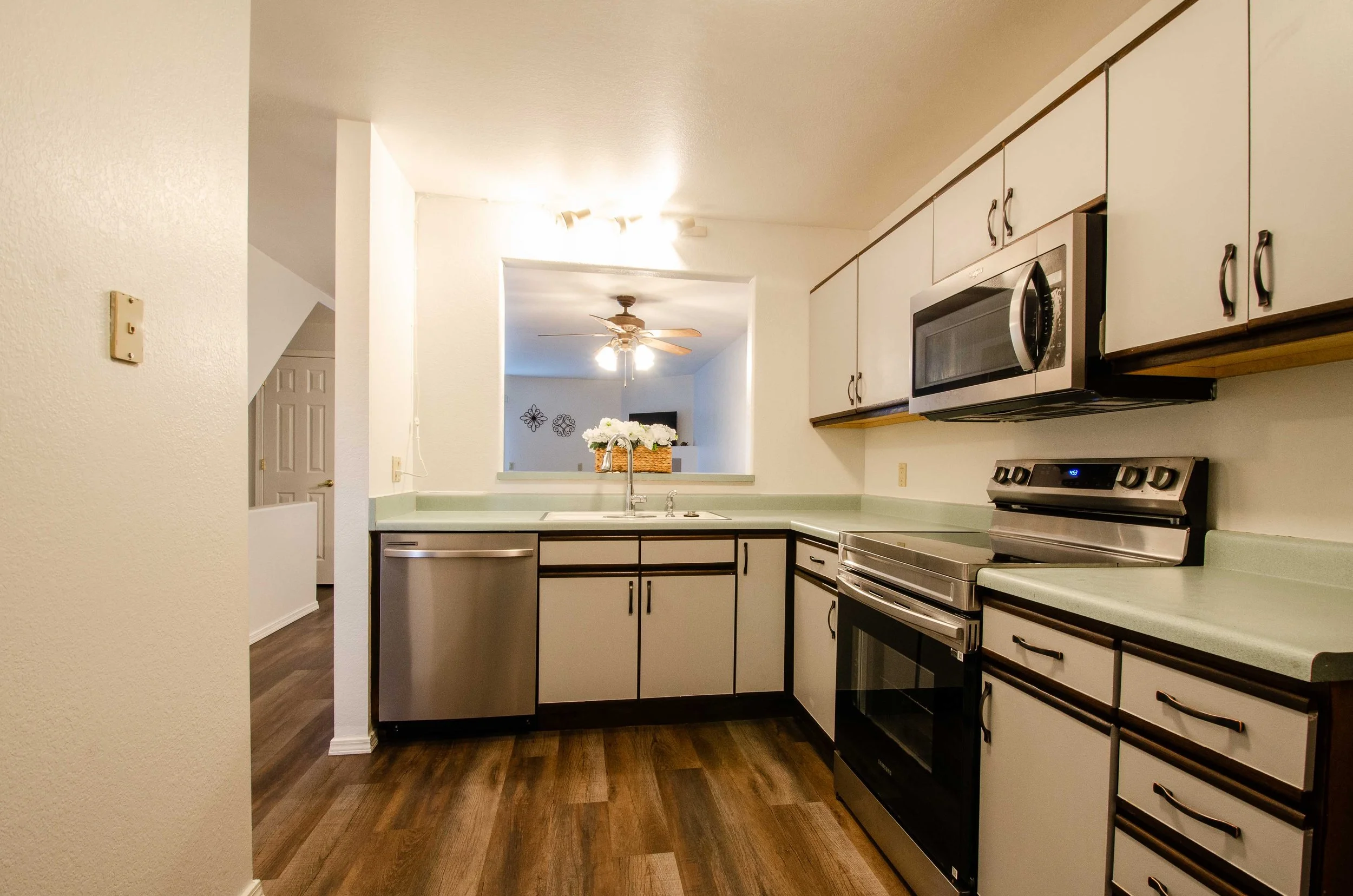 15 Kitchen.jpg