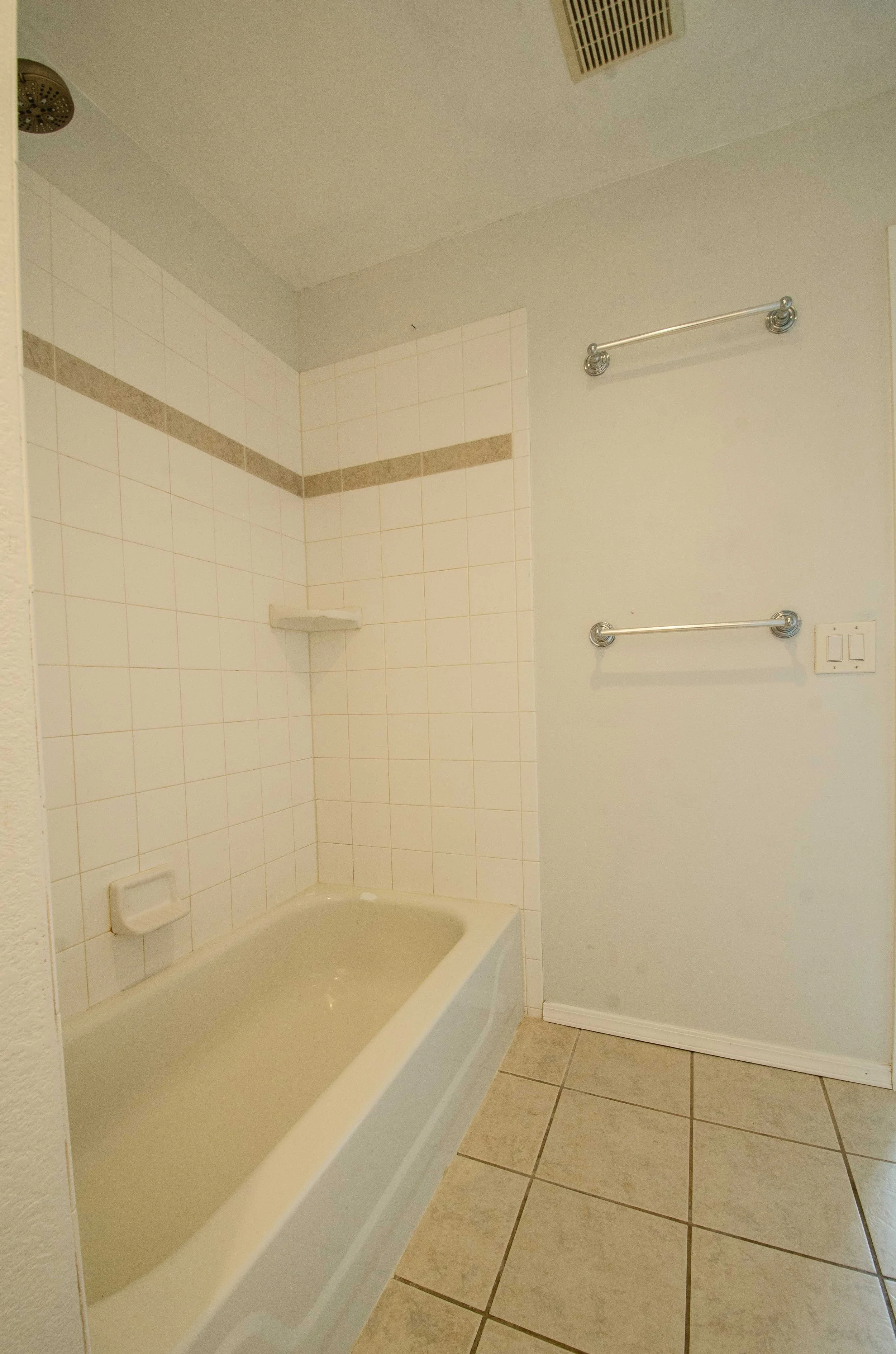 31 Upper Full Bathroom.jpg