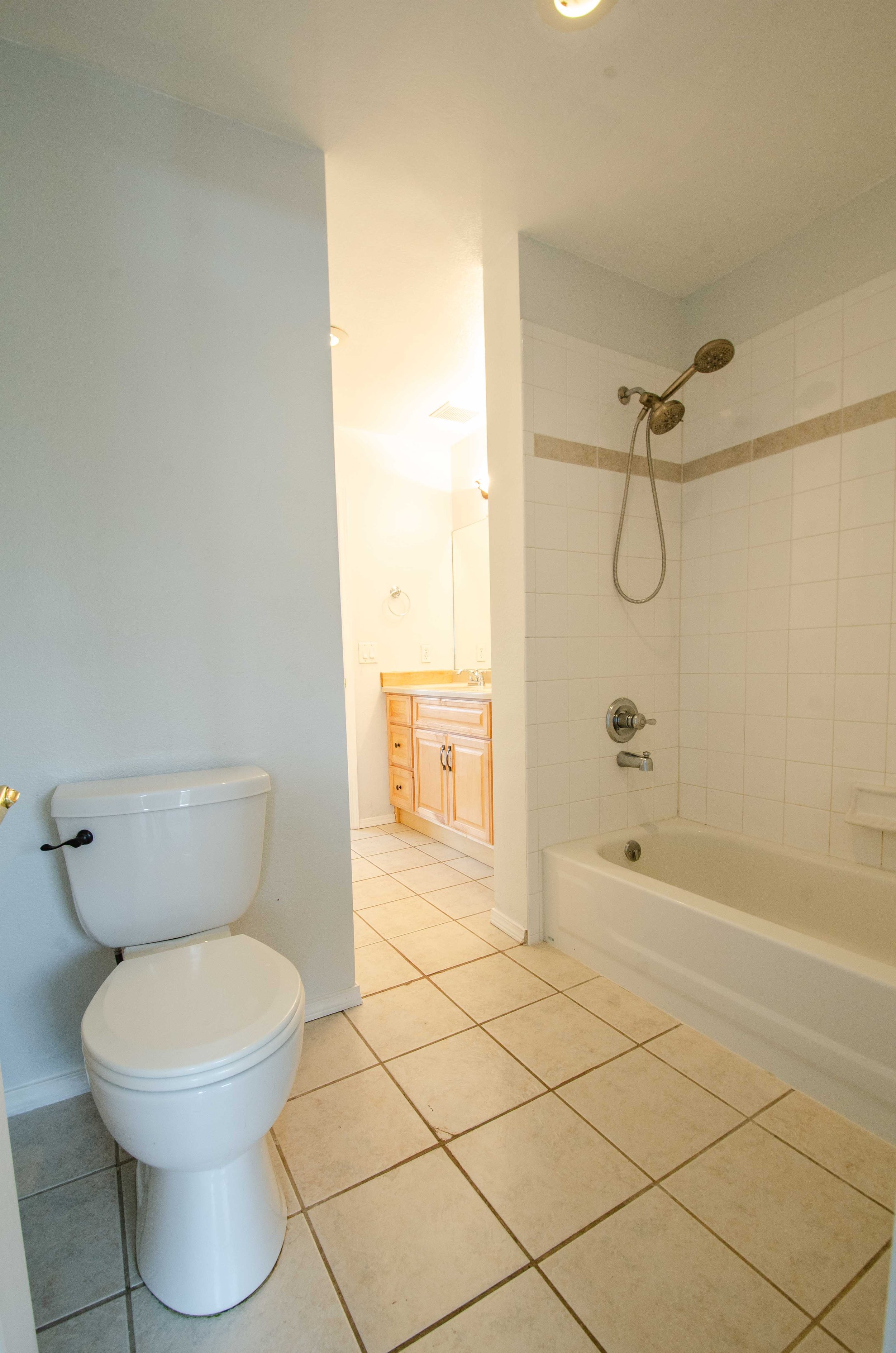 32 Upper Full Bathroom.jpg