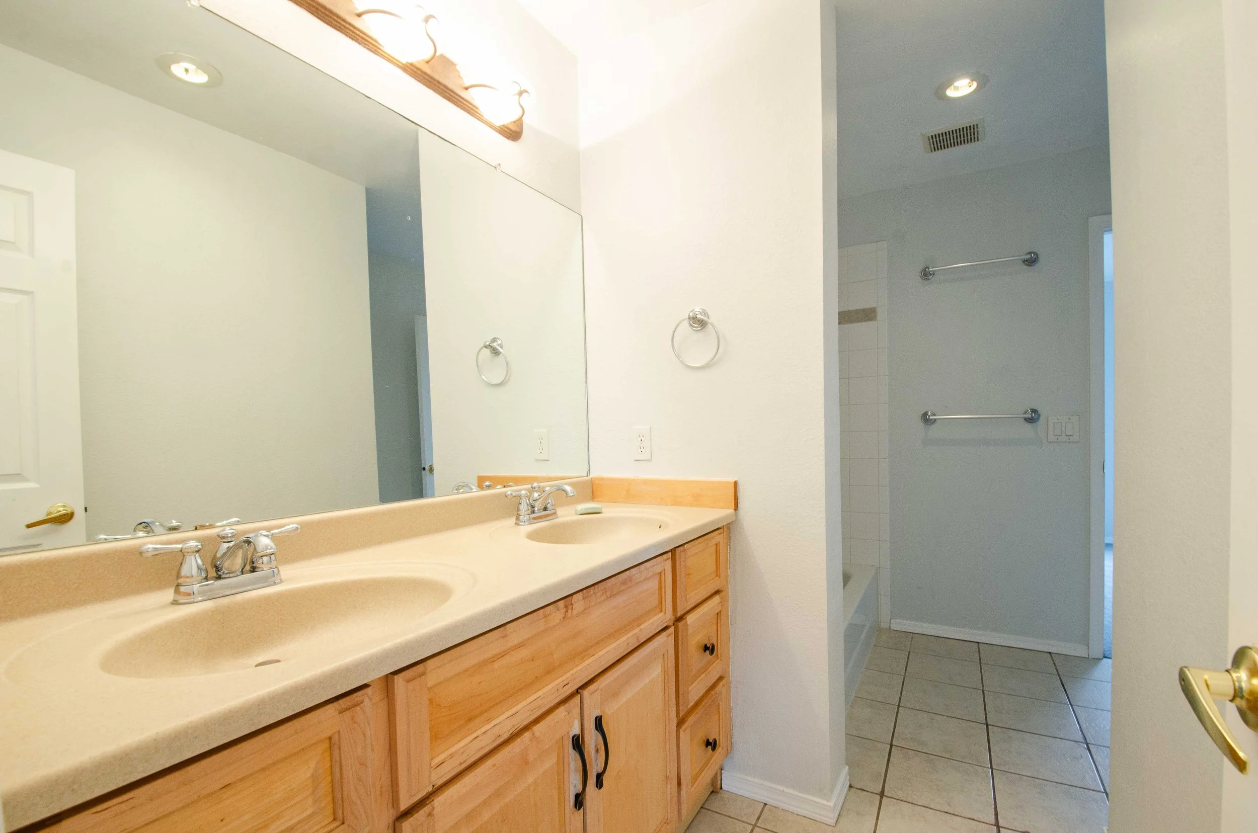 30 Upper Full Bathroom.jpg