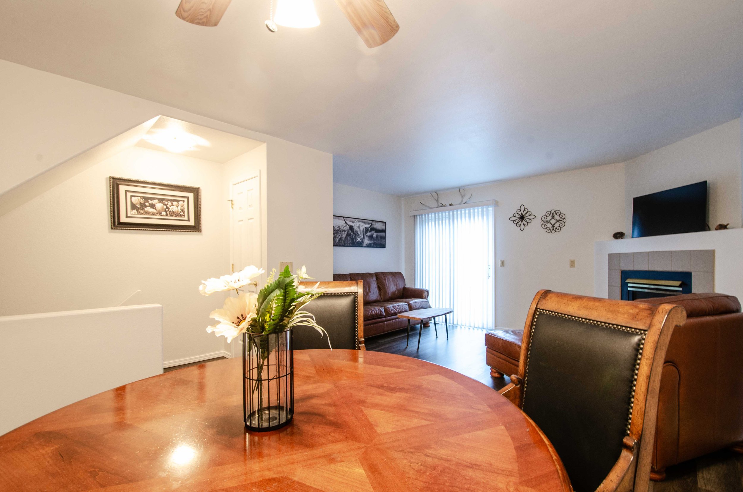 20 Dining Area.jpg