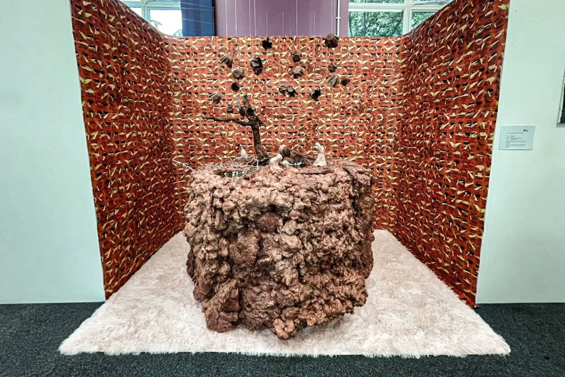 Monday Meal of Sisyphus (2023)
Installation with Painted ceramic plates, plaster sculptures, foam, wires, and ready-made items