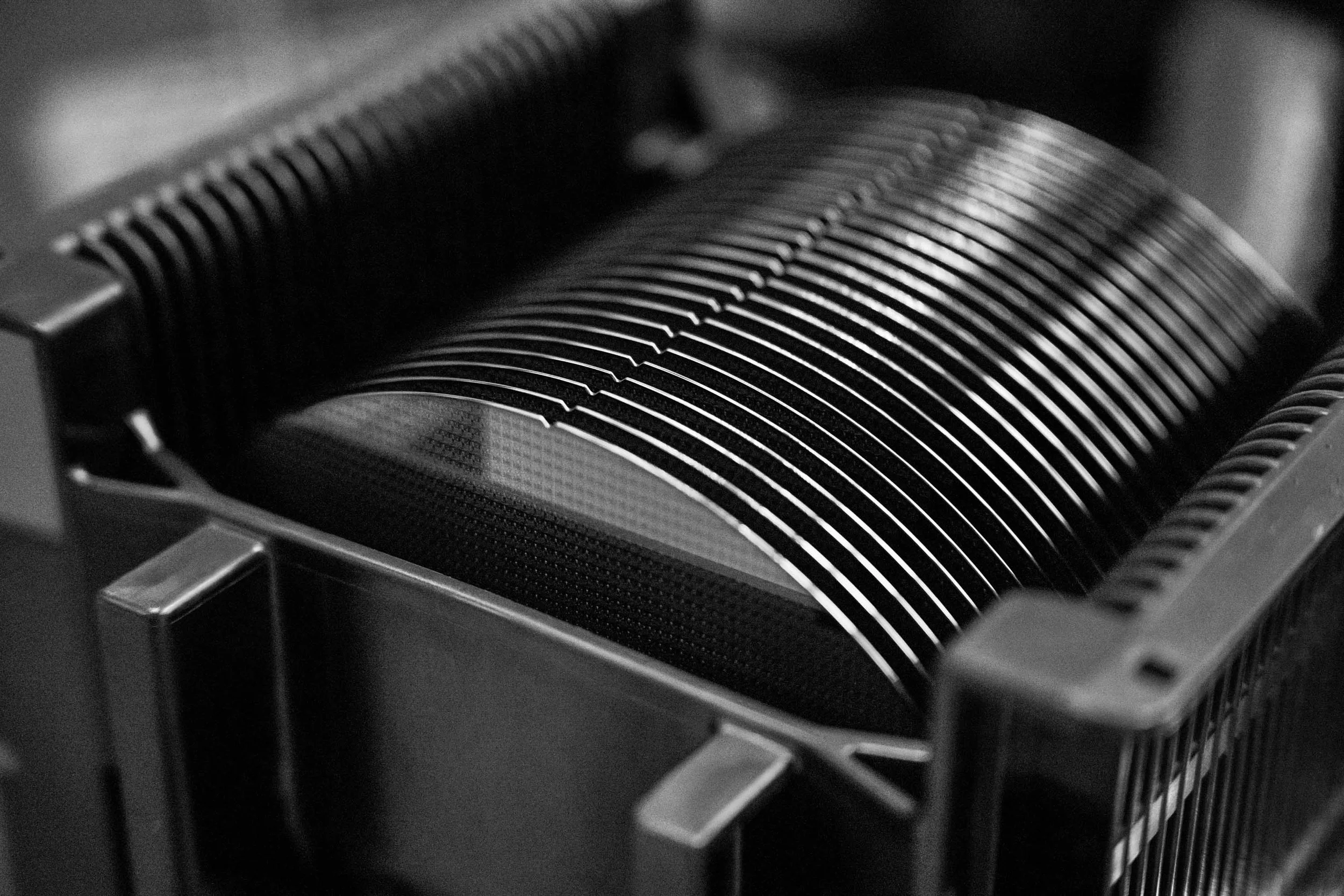 Close-up of a CPU heat sink with metal fins in black and white.