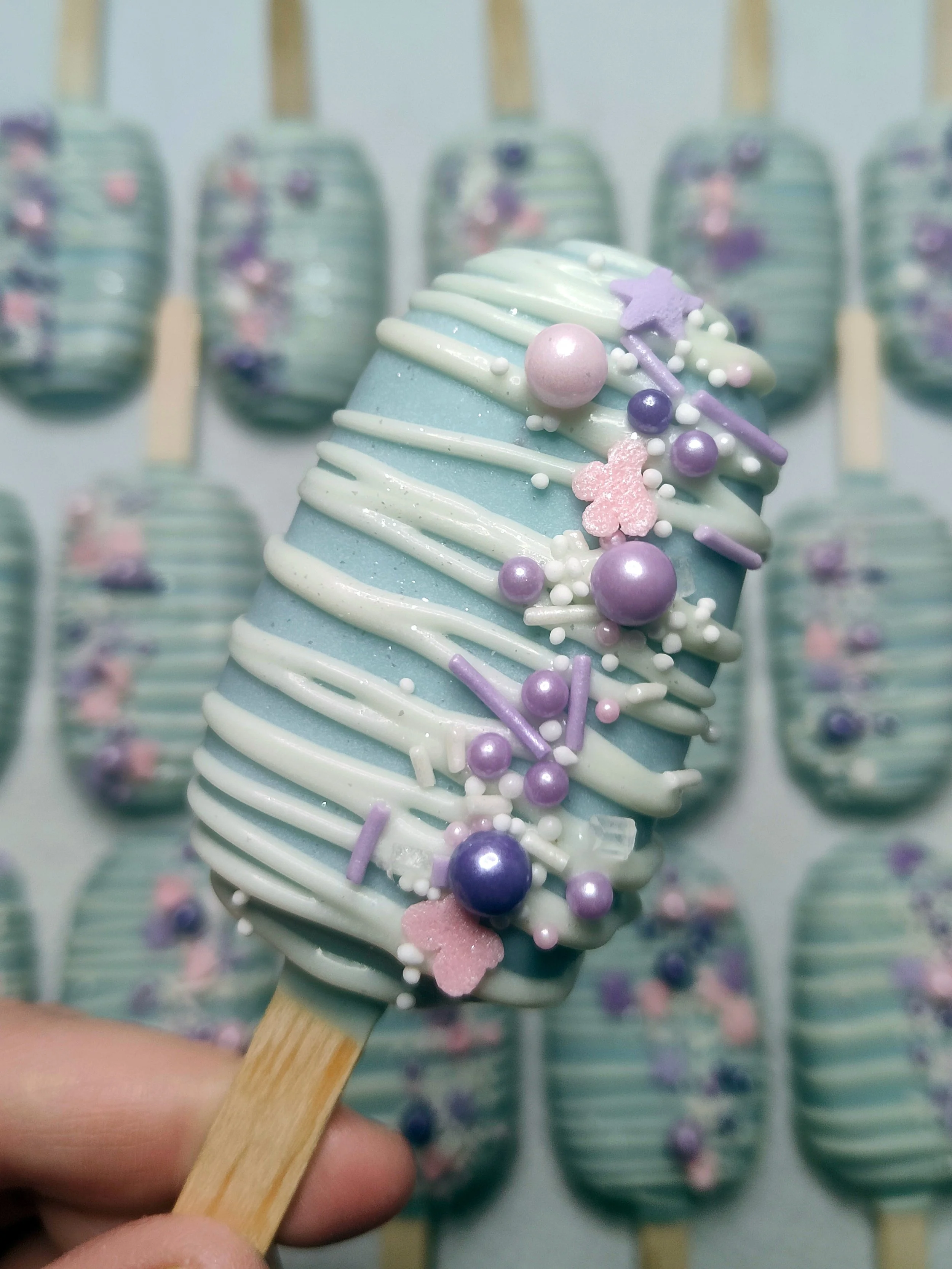 A huge HAPPY BIRTHDAY to Alice! Filled with her favorite red velvet cake and over-loaded with sprinkles 💖

#cakepops #customcakes #cakeart #cakesicles #cakepopnz #cakesiclesnz #nzcakes #homebaking #chocolatelover