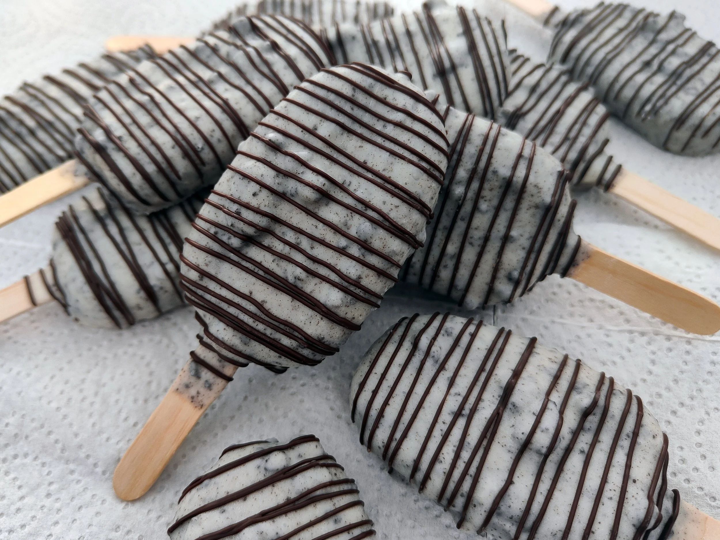 I think I have a new favourite flavour! Cookies and cream, chunky dip😍 A big HAPPY BIRTHDAY to Kevin, and thank you for being my guinea pig. 

#cakepops #customcakes #cakeart #cakesicles #cakepopnz #cakesiclesnz #nzcakes #homebaking #chocolatelover