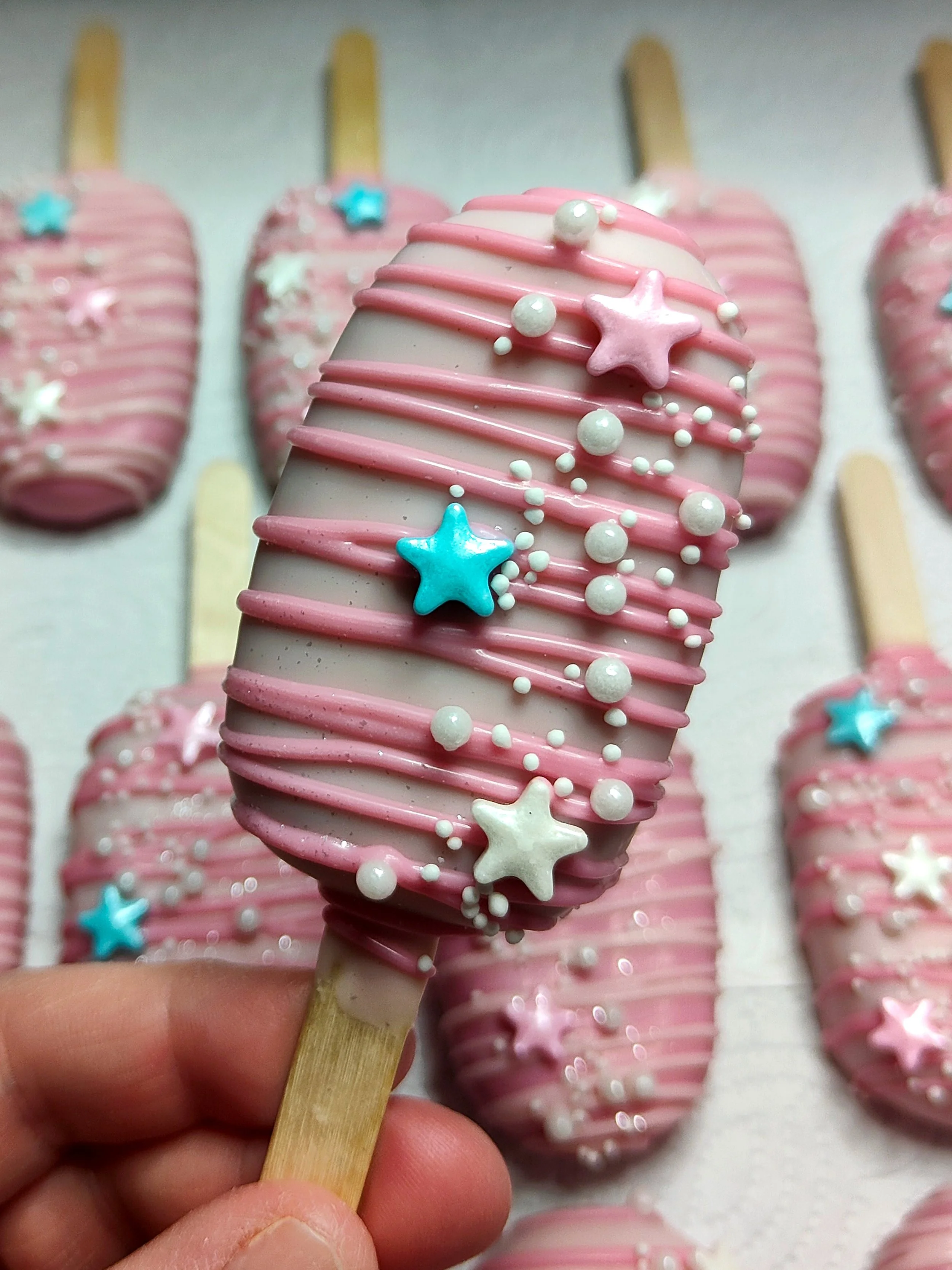 The birthday season is upon us! A huge HAPPY BIRTHDAY to Emily, who wanted to take in cake pops to her school class 💖
Filled with a vanilla funfetti cake and finished with glitter- they went down a treat

#cakepops #customcakes #cakeart #cakesicles 