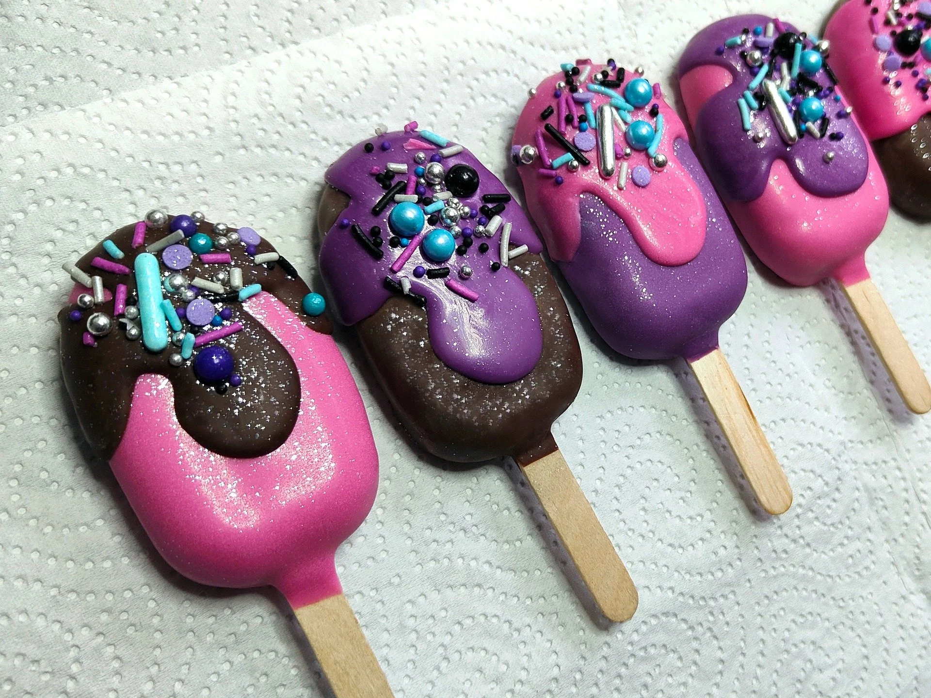 A huge Happy Birthday to Aria 🎉 
Pink and purple SLIME pops! a mix of white and milk chocolate dip, paired with a classic vanilla cake. Now to de-glitter my kitchen🤣

#cakepops #customcakes #cakeart #cakesicles #cakepopnz #cakesiclesnz #nzcakes #ho