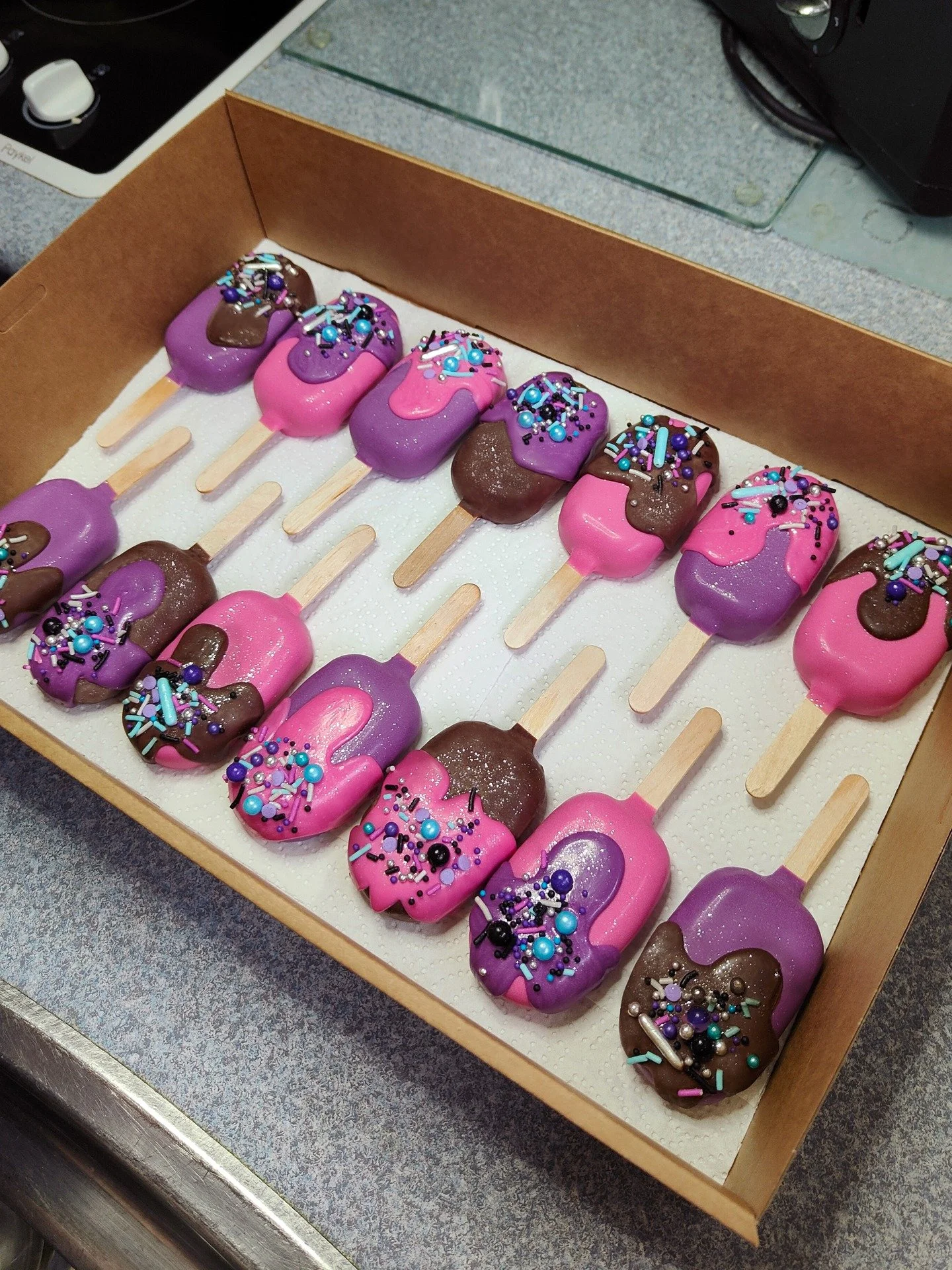 A huge Happy Birthday to Aria 🎉 
Pink and purple SLIME pops! a mix of white and milk chocolate dip, paired with a classic vanilla cake. Now to de-glitter my kitchen🤣

#cakepops #customcakes #cakeart #cakesicles #cakepopnz #cakesiclesnz #nzcakes #ho