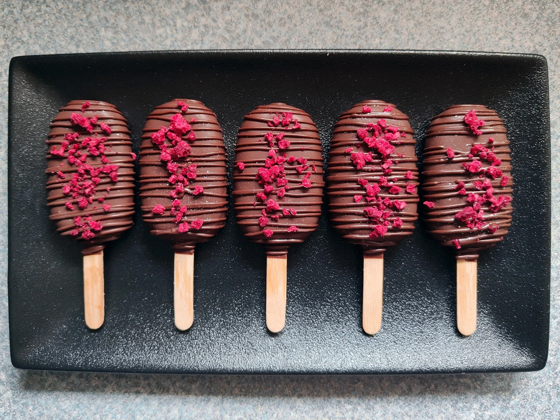A moist chocolate raspberry was todays cake. A sprinkle of freeze dried raspberries on top gave a lovely tart finish, as well as a pop of colour 🙌

#cakepops #customcakes #cakeart #cakesicles #cakepopnz #cakesiclesnz #nzcakes #homebaking #chocolatel