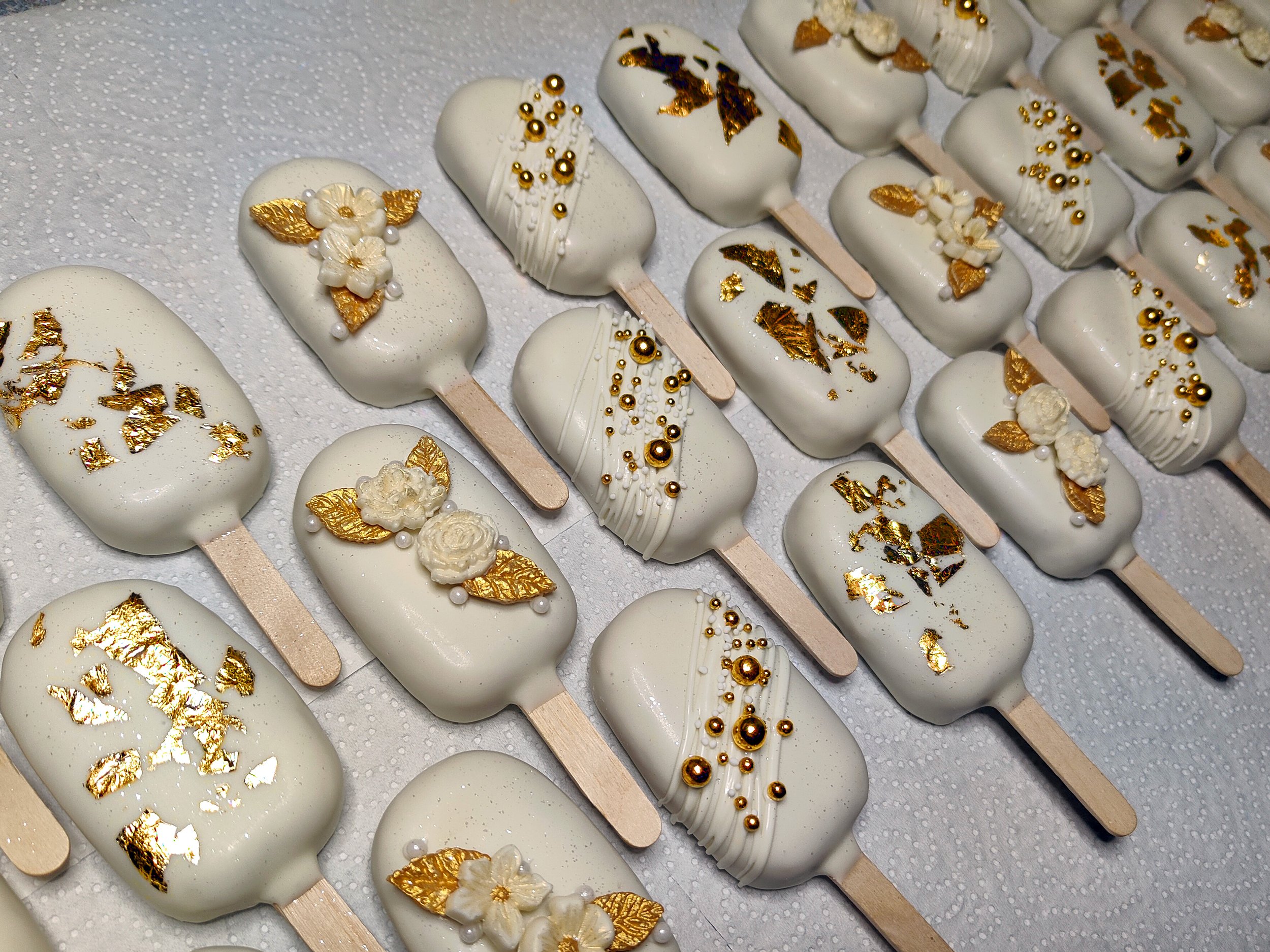 Always love a wedding! A huge congratulations to the happy couple ❤️💐
Filled with our signature lemon cake and decorated with an elegant white and gold.

#cakepops #customcakes #cakeart #cakesicles #cakepopnz #cakesiclesnz #nzcakes #homebaking #choc