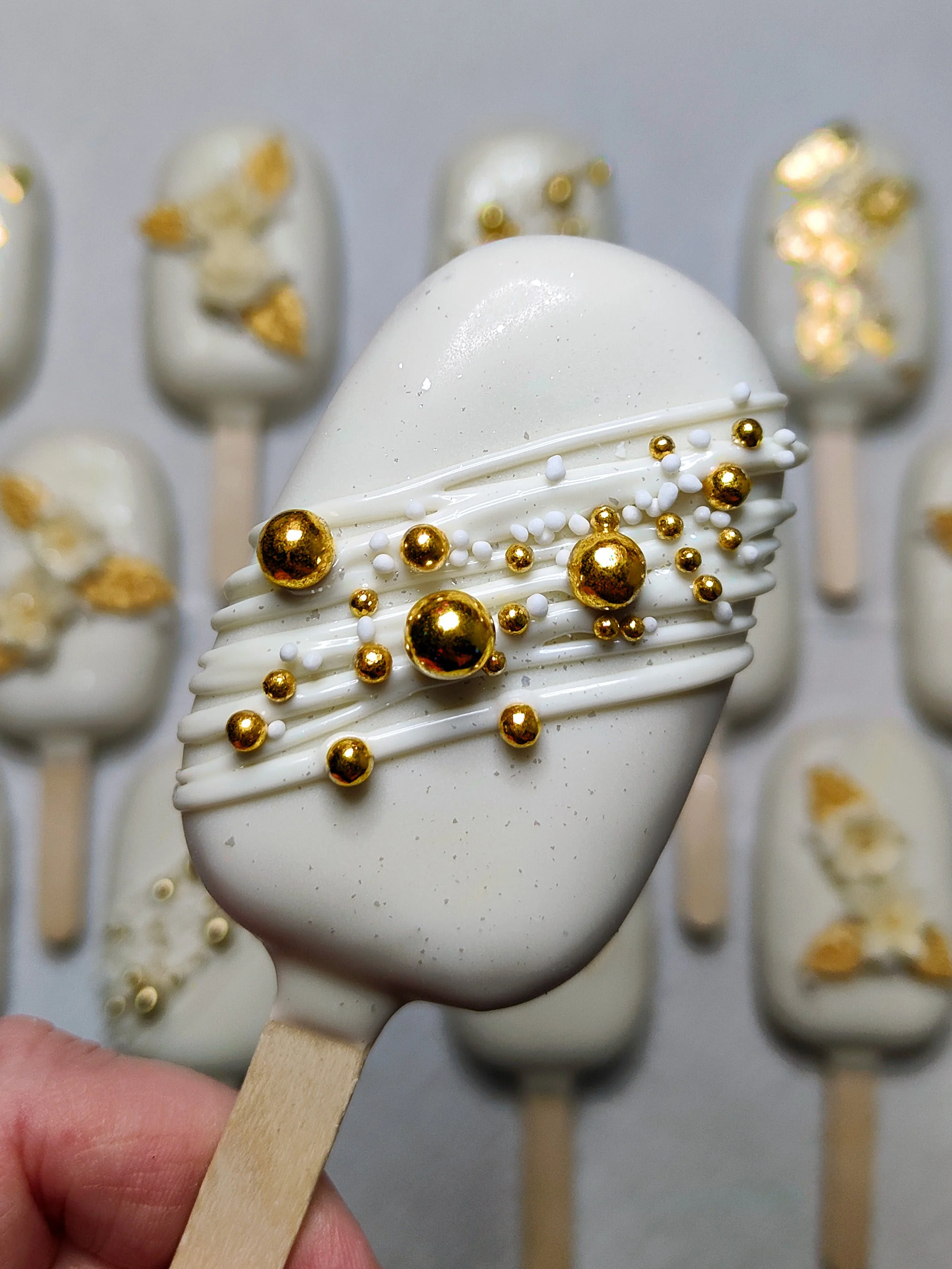 Always love a wedding! A huge congratulations to the happy couple ❤️💐
Filled with our signature lemon cake and decorated with an elegant white and gold.

#cakepops #customcakes #cakeart #cakesicles #cakepopnz #cakesiclesnz #nzcakes #homebaking #choc