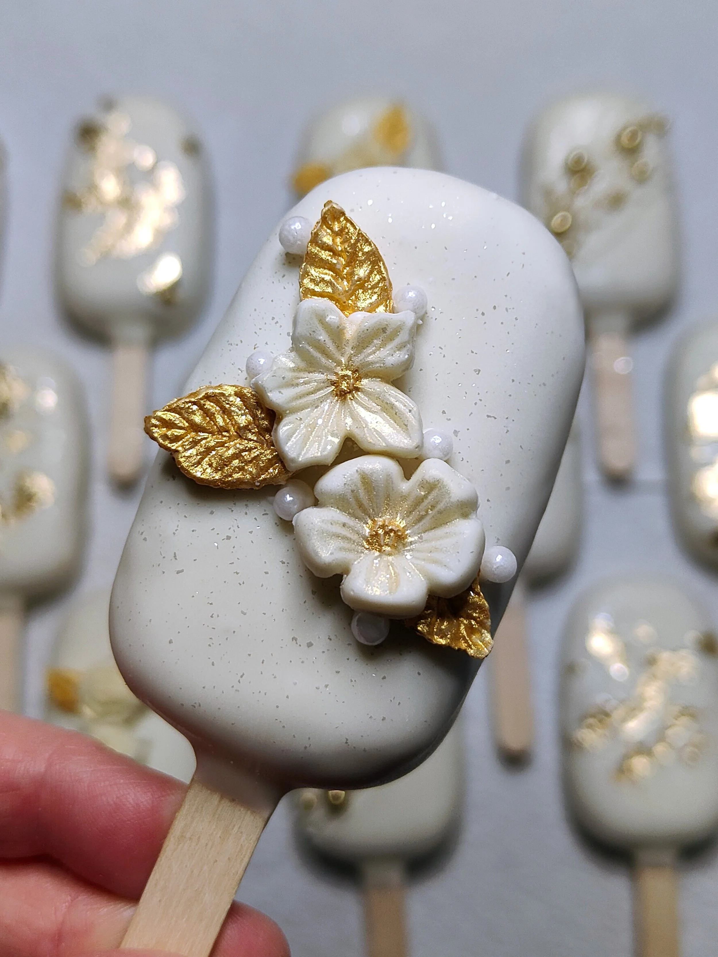 Always love a wedding! A huge congratulations to the happy couple ❤️💐
Filled with our signature lemon cake and decorated with an elegant white and gold.

#cakepops #customcakes #cakeart #cakesicles #cakepopnz #cakesiclesnz #nzcakes #homebaking #choc