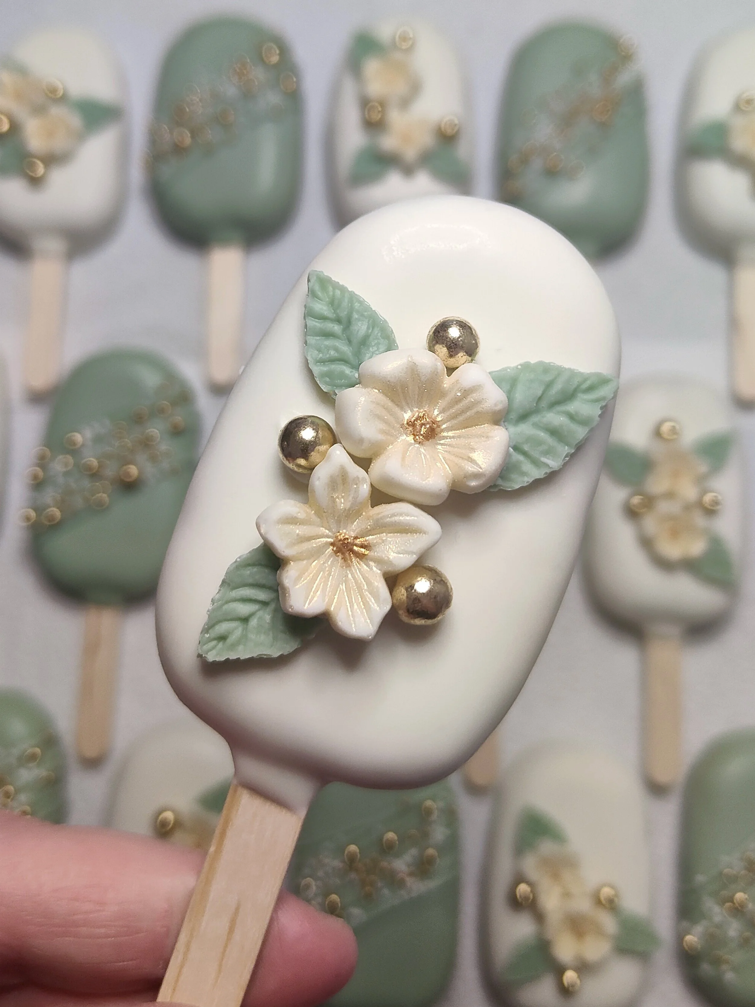 I love the combination of sage and gold ❤️
The lemon tree is going nuts this time of year, so I'm always thrilled to do another run of our signature lemon cake

#cakepops #customcakes #cakeart #cakesicles #cakepopnz #cakesiclesnz #nzcakes #homebaking