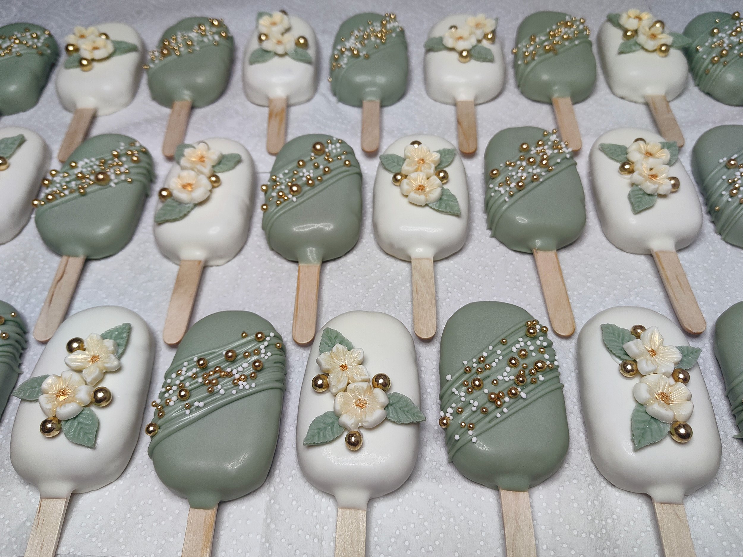 I love the combination of sage and gold ❤️
The lemon tree is going nuts this time of year, so I'm always thrilled to do another run of our signature lemon cake

#cakepops #customcakes #cakeart #cakesicles #cakepopnz #cakesiclesnz #nzcakes #homebaking