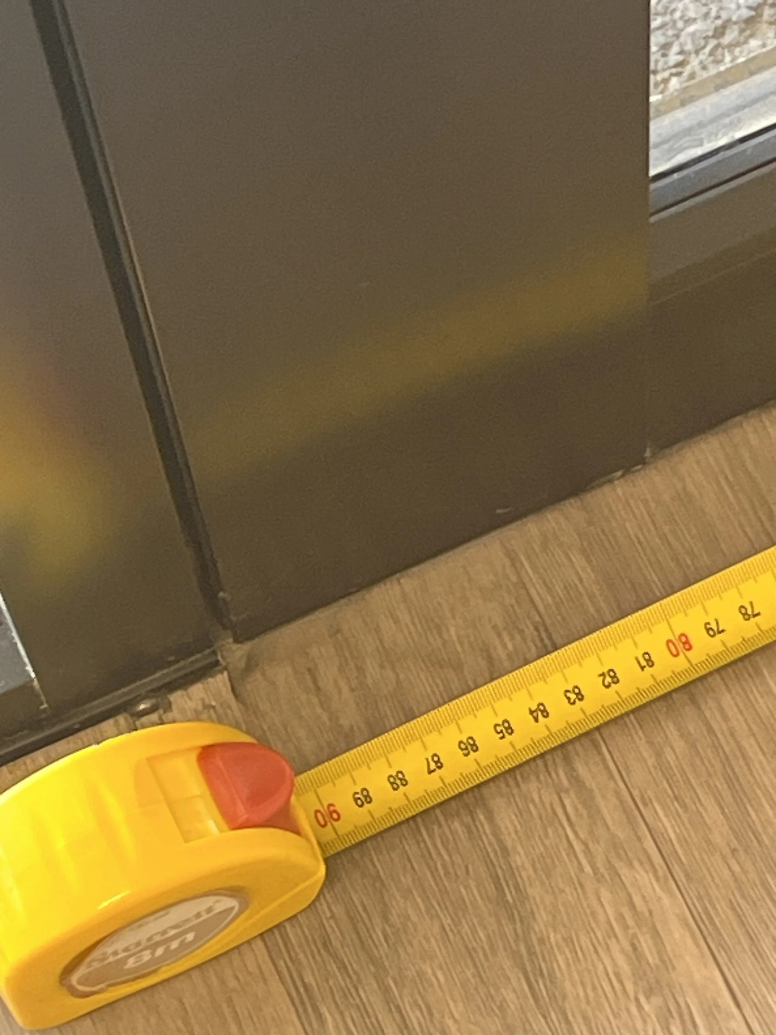 Measuring tape showing 90cm width