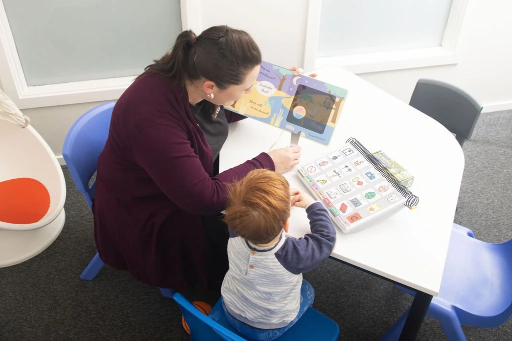 Speech pathology session using AAC