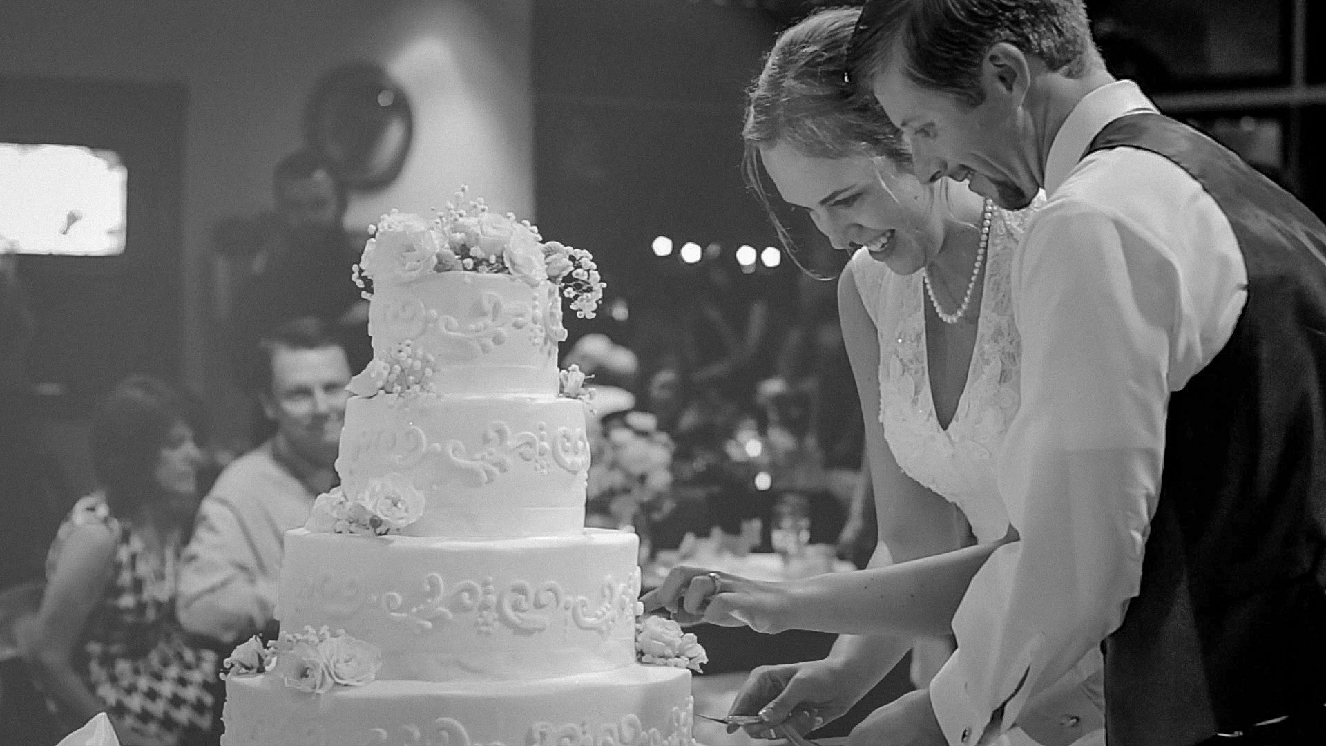 Kristen & Randy cut their wedding cake at Wedgewood Sterling Hills, Camarillo, California.