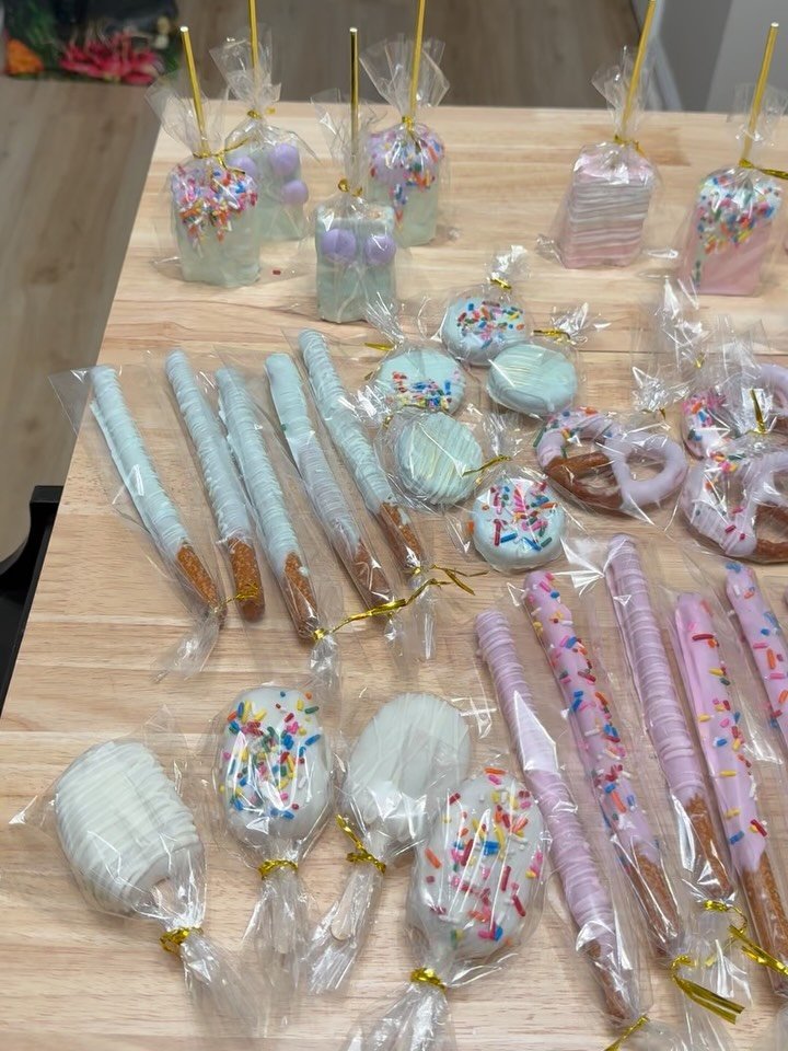 We're screaming for these ice cream themed treats 🍭🍫🍦

Message us to order custom treats for your next event!