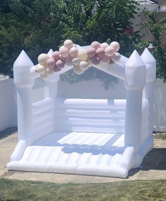 Bounce House Rental! 

$100 a day. Delivery and set up included if you are within 30mins of Lindenwold,NJ. 

#southjerseypartyrentals #phillypartyrentals
