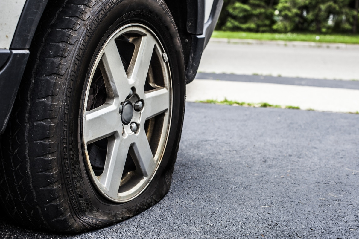 Flat Tire Emergencies: What Drivers Should Do Before Help Arrives