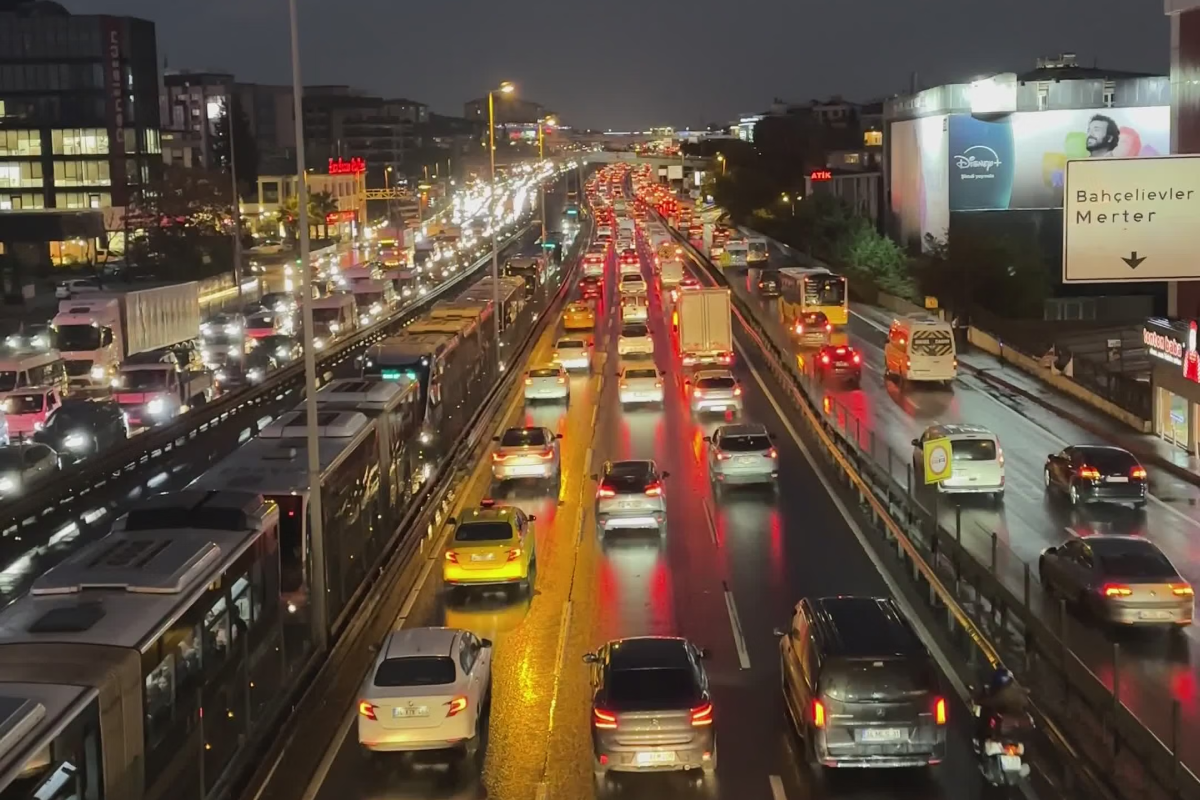 Safety Tips for Drivers Experiencing a Breakdown on Busy Roads