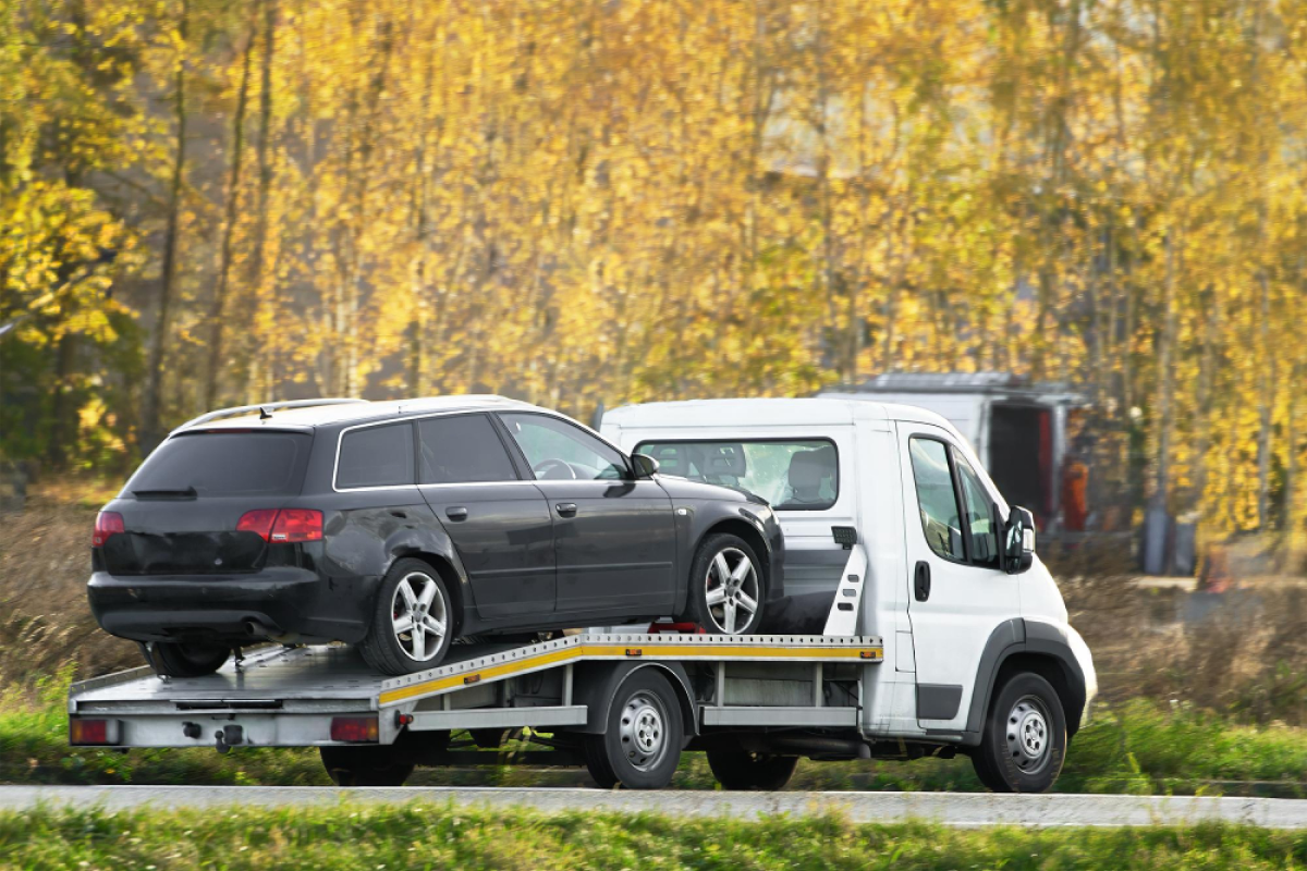 Flatbed Towing vs. Traditional Towing: What’s the Difference?