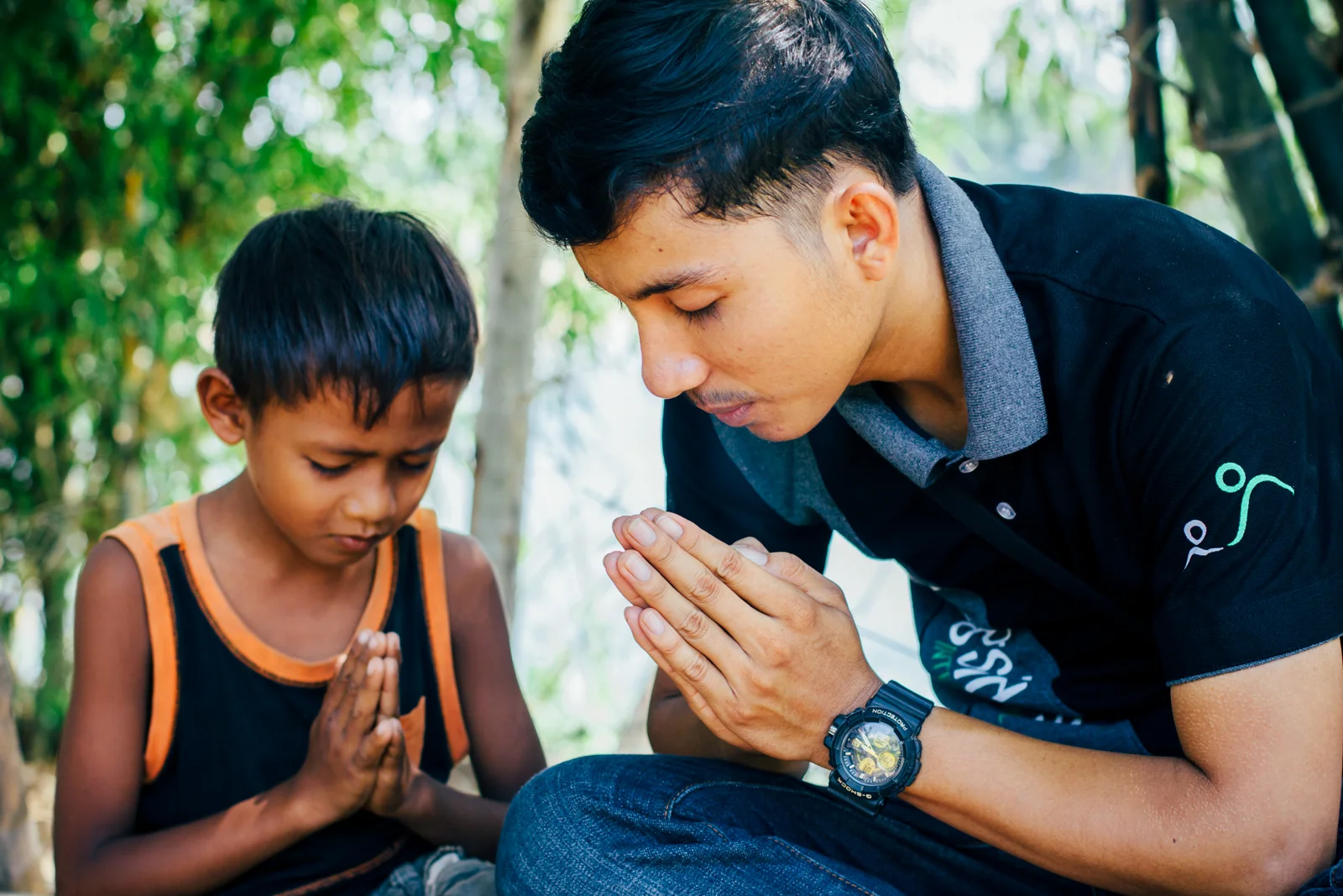 Darath praying with his "little brother" Suey Kong