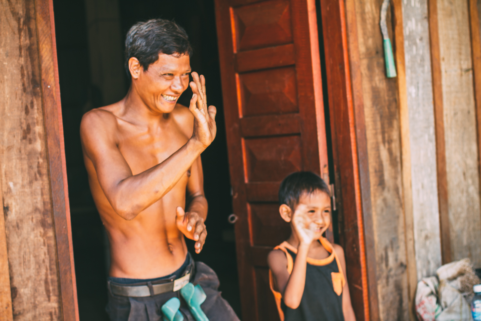 Suey Kong and his father waving&nbsp;goodbye to Darath