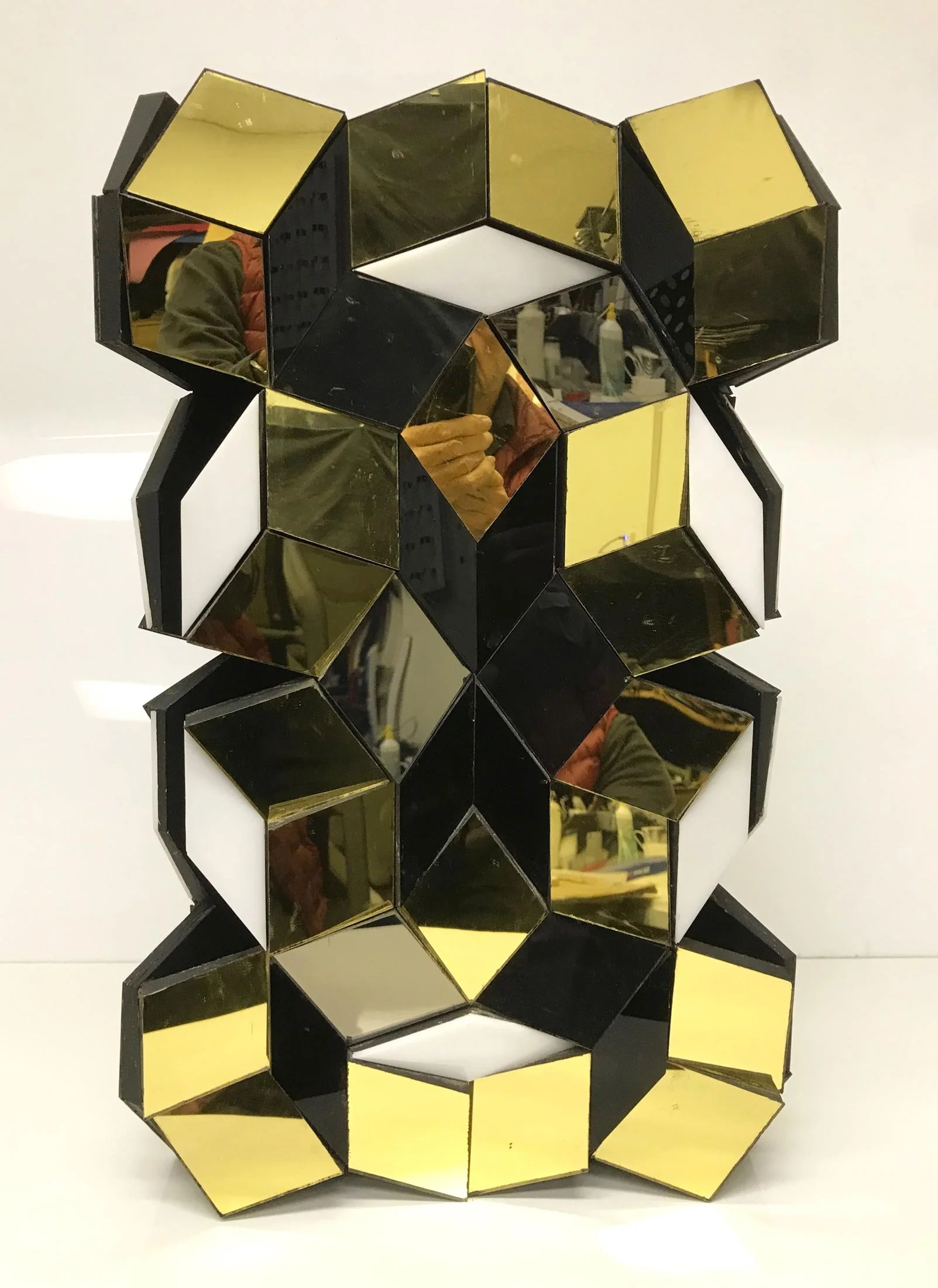 Tiling Sculpture
acrylic
61 x 39 x 39 cm
$ 1,800