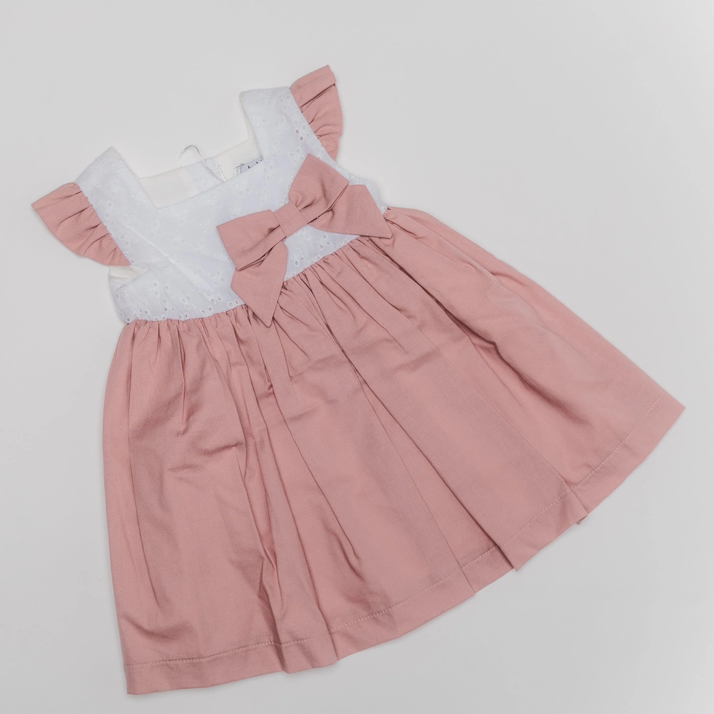 Vestido rosa maquillaje con moño