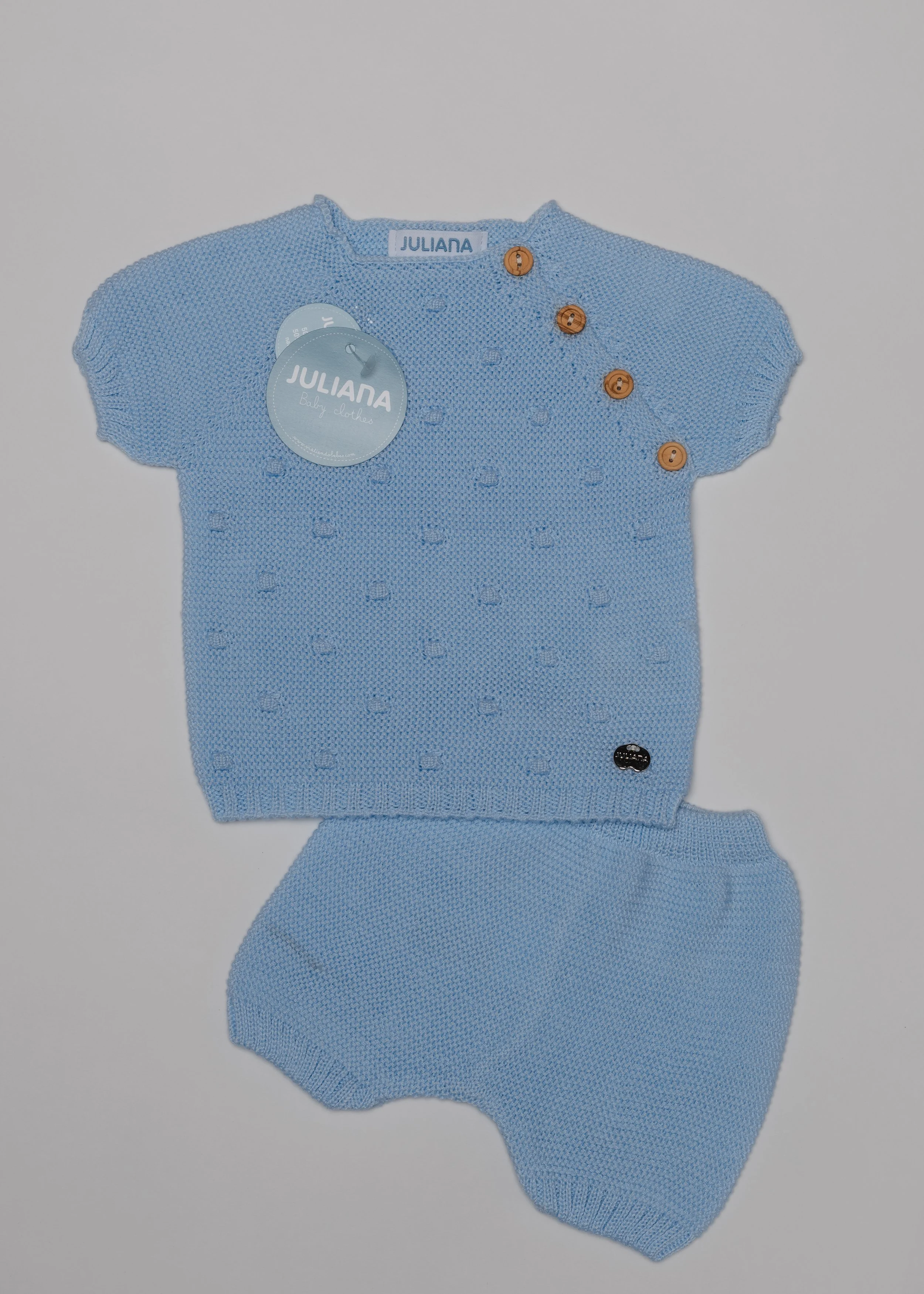 Completo corto con botones azul celeste