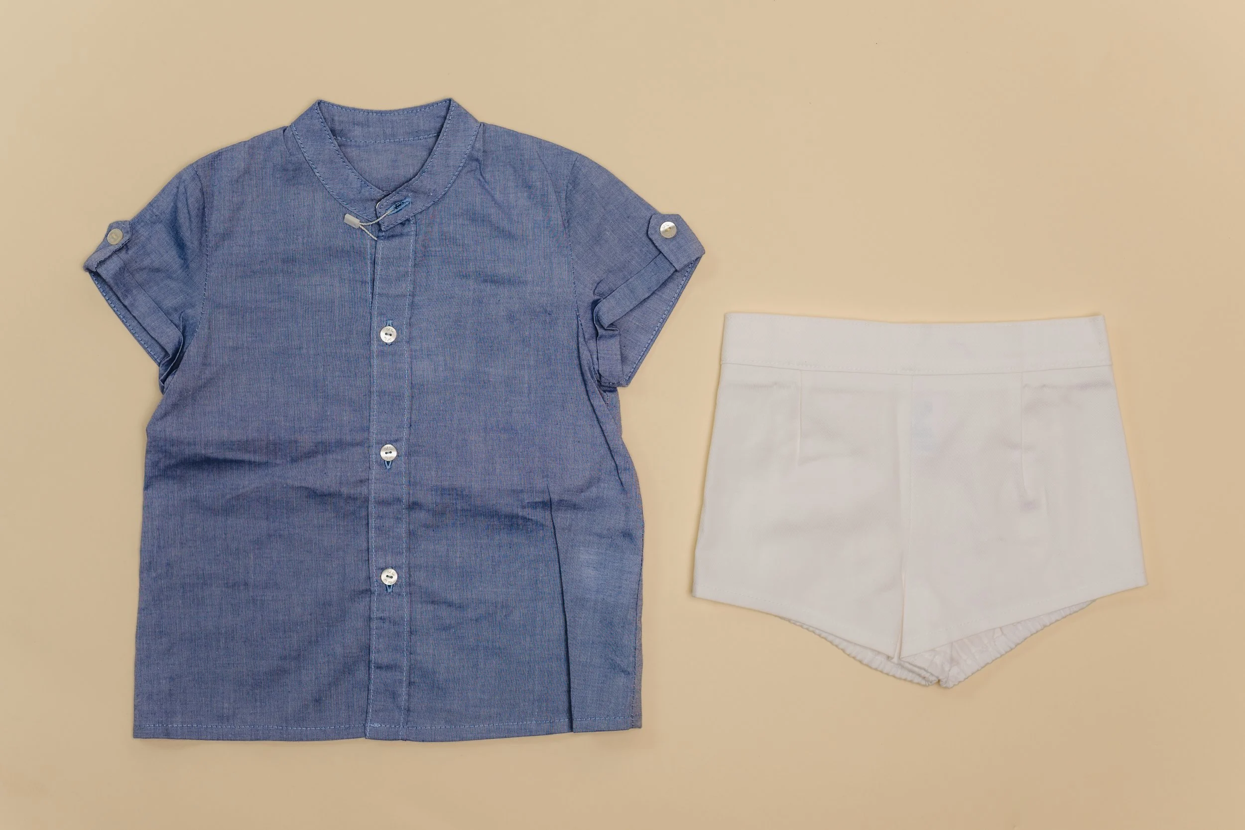 Conjunto corto short blanco y camisa azul