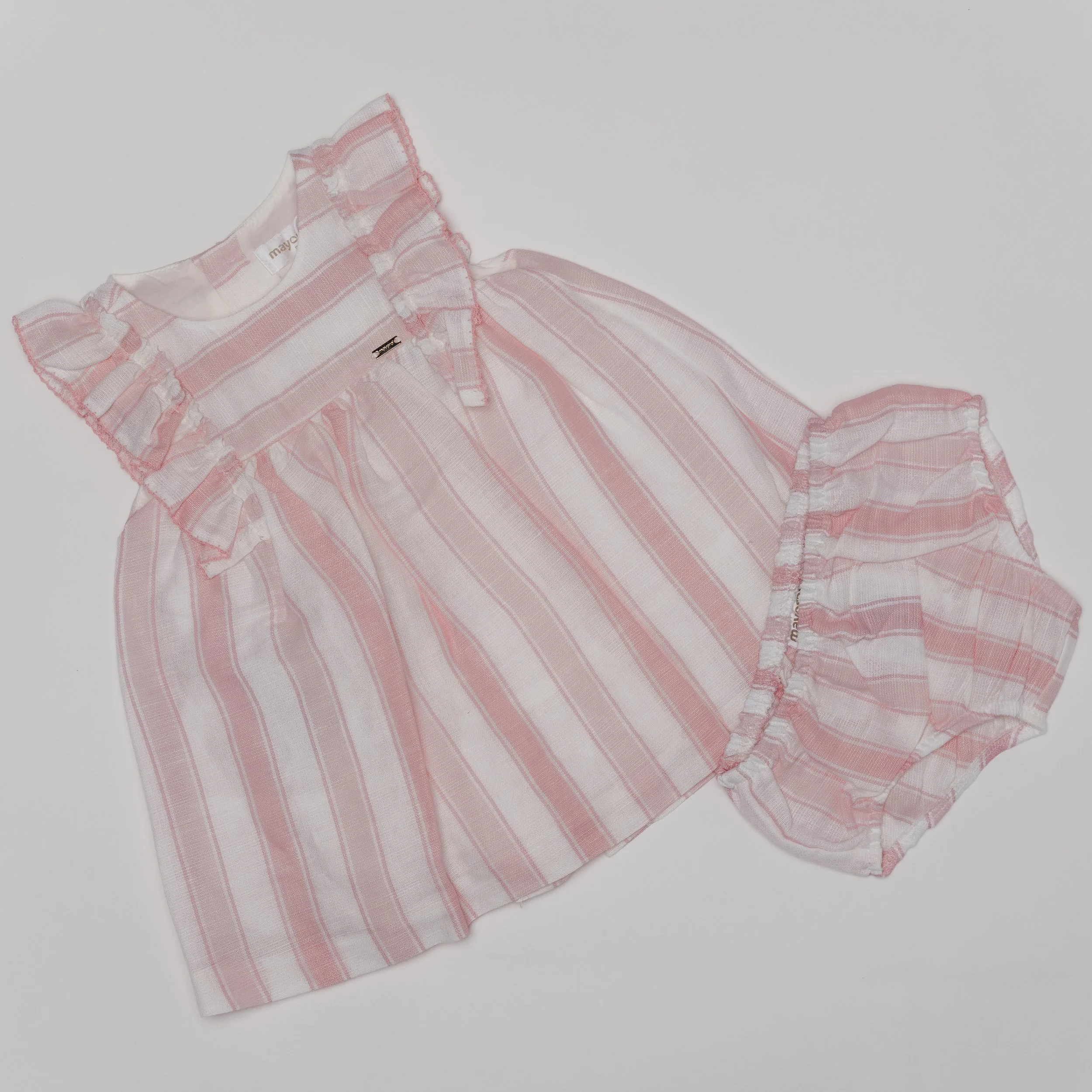 Vestido rosa con rayas blancas