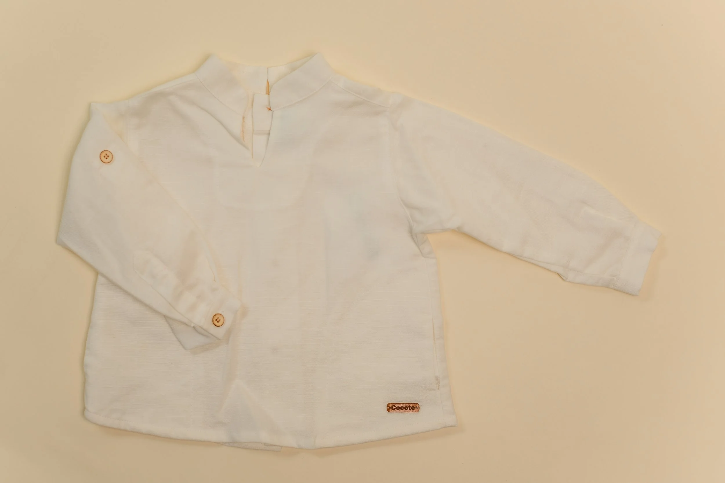 Guayabera de lino cuello V