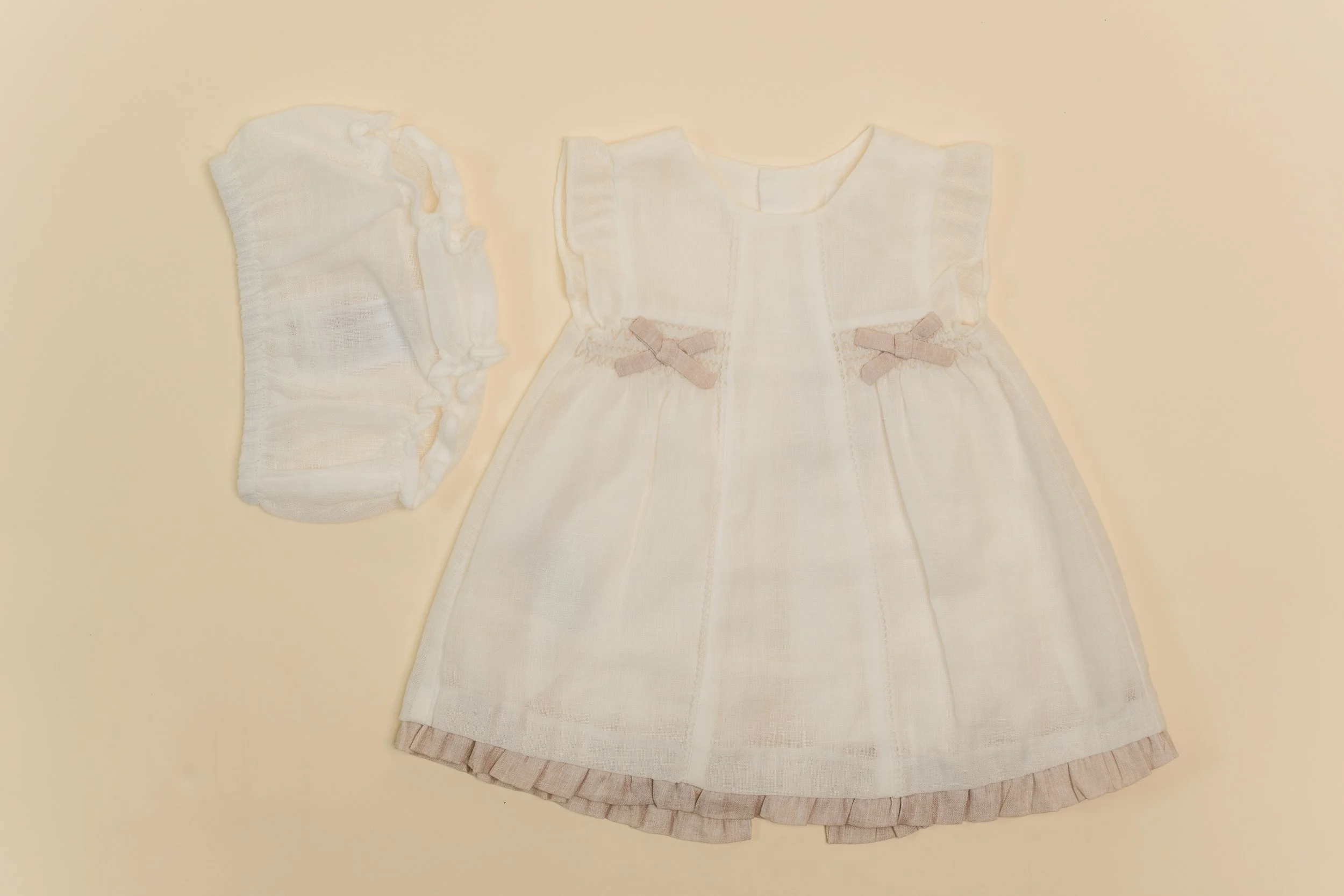 Vestido beigh con moños cafés