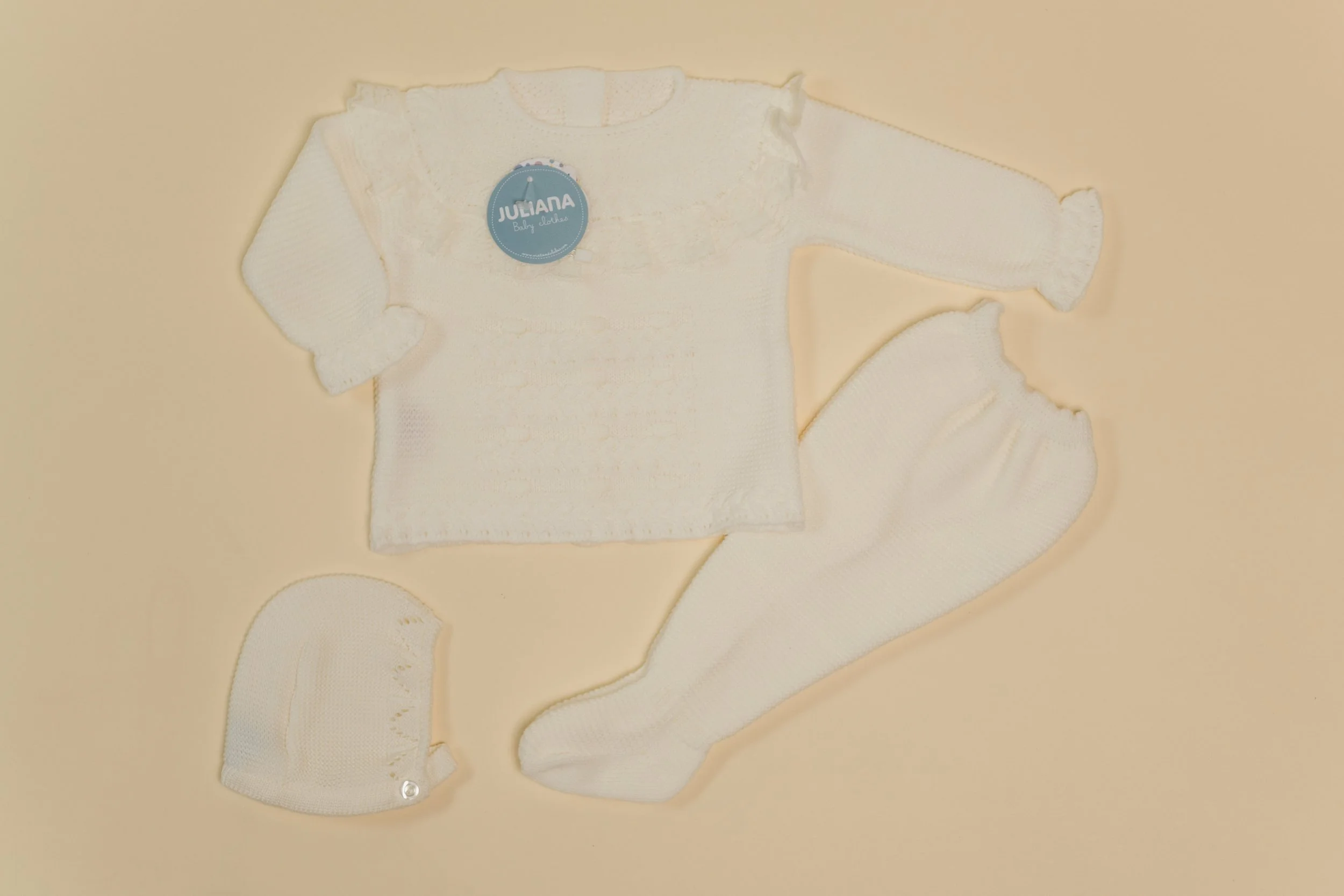 Tejido blanco con cuello encaje