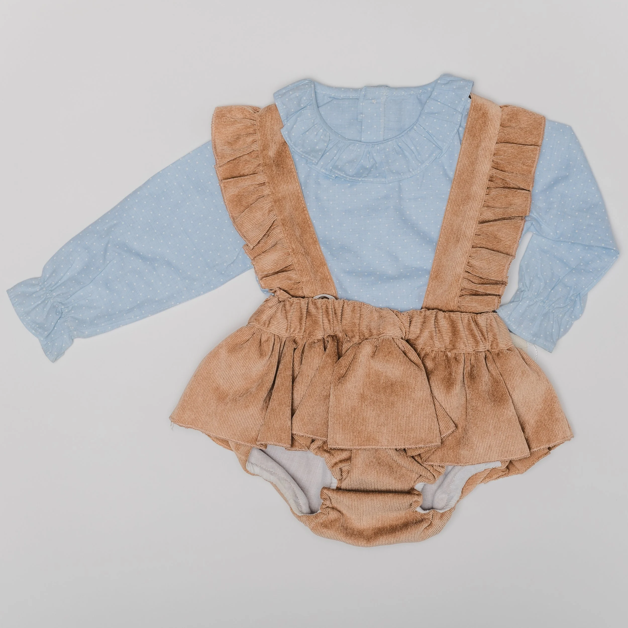 Peto pana café  camisa azul