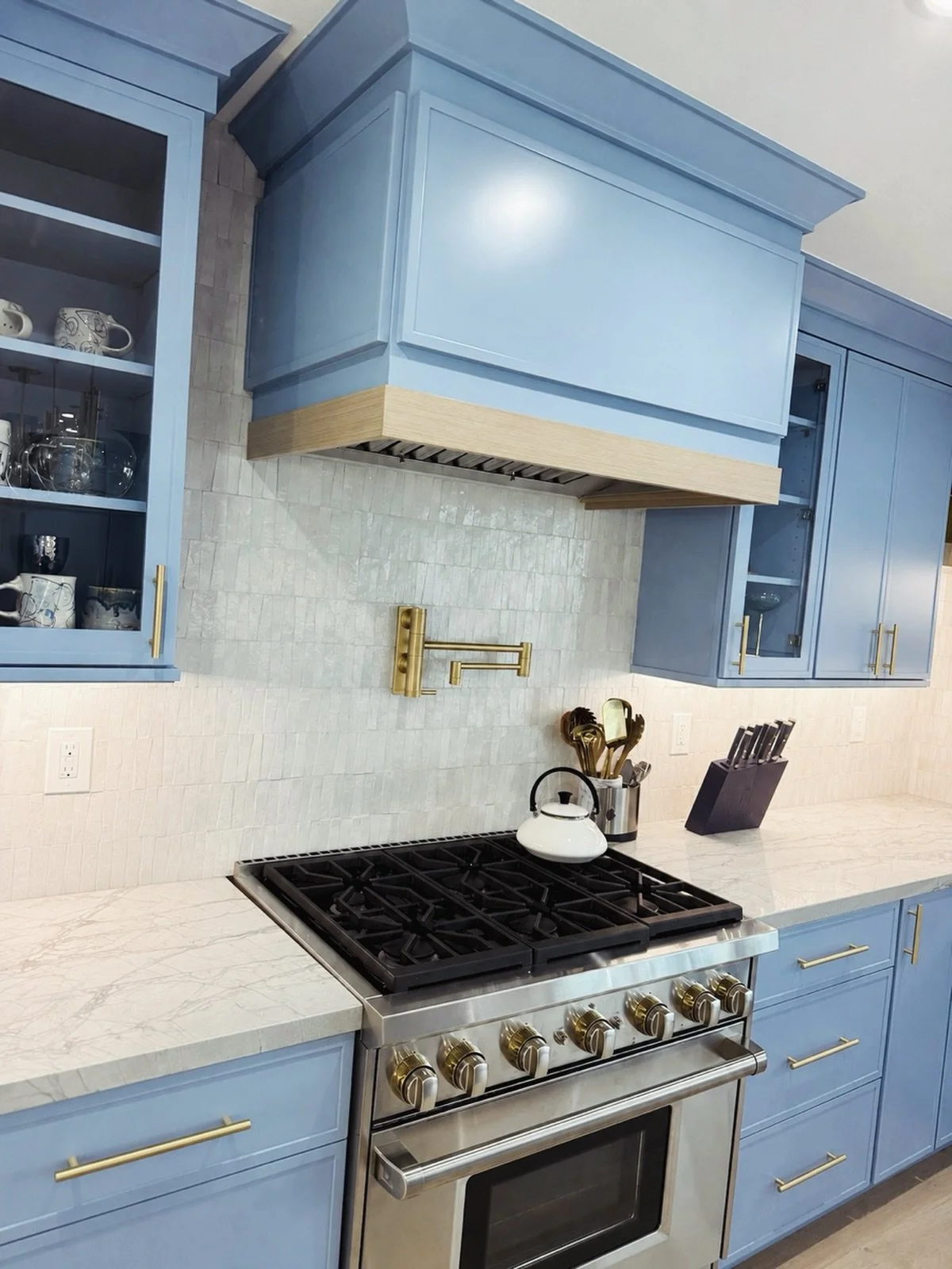 Beautiful &ldquo;Notable Hue&rdquo; finish from Sherwin Williams on Luna cabinetry from @fabuwood. Brushed brass hardware. Aphrodite quartzite and handmade Moroccan Zellige trapezoid backsplash. Natural white oak floors. A perfect fit for this coasta