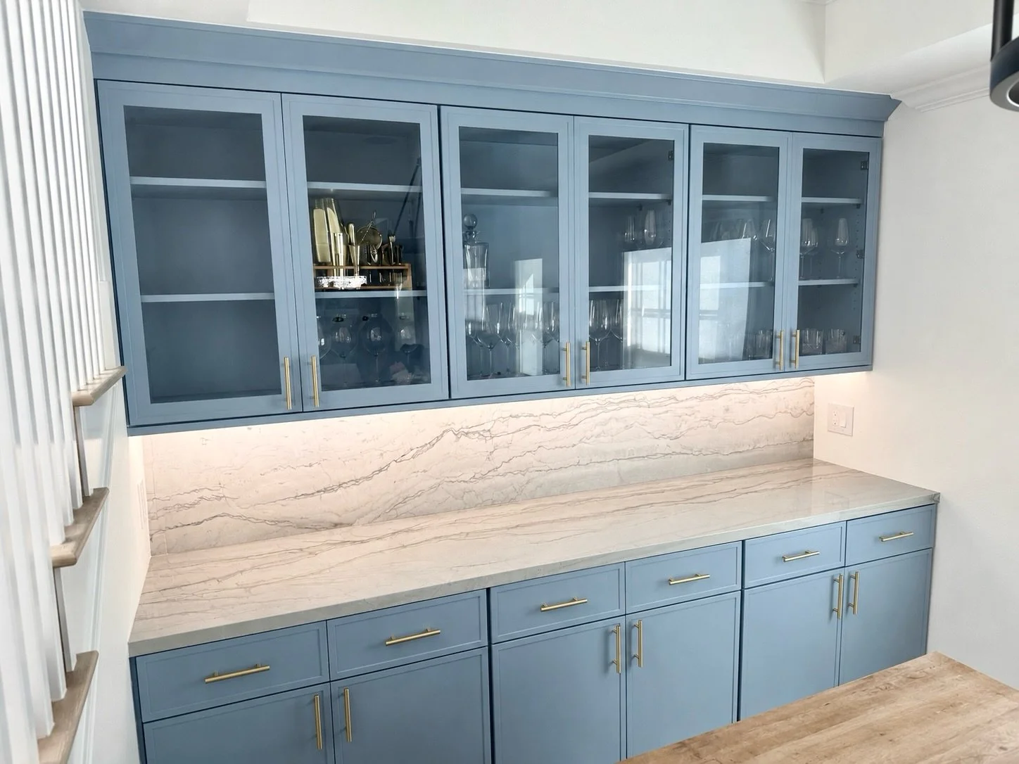 Matching your kitchen cabinetry in an adjacent room ties the whole space together and creates a larger feeling, cohesive, functional home.

Lead design: @noblenest_designs 
G.C.: @bellakitchenandbath_ 

#fabuwood #sherwinwilliams #notablehue #dellate