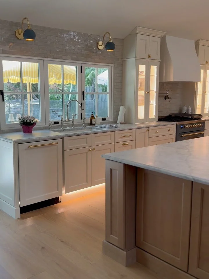 ⬅️SWIPE FOR RENDERINGS.

Traditional elegance. Honed Carrara marble on top of warm white and stained maple Timber cabinetry from @fabuwood, made modern with integrated lighting and top-of-the-line appliances. The ILVE Nostalgie II range in that blue 