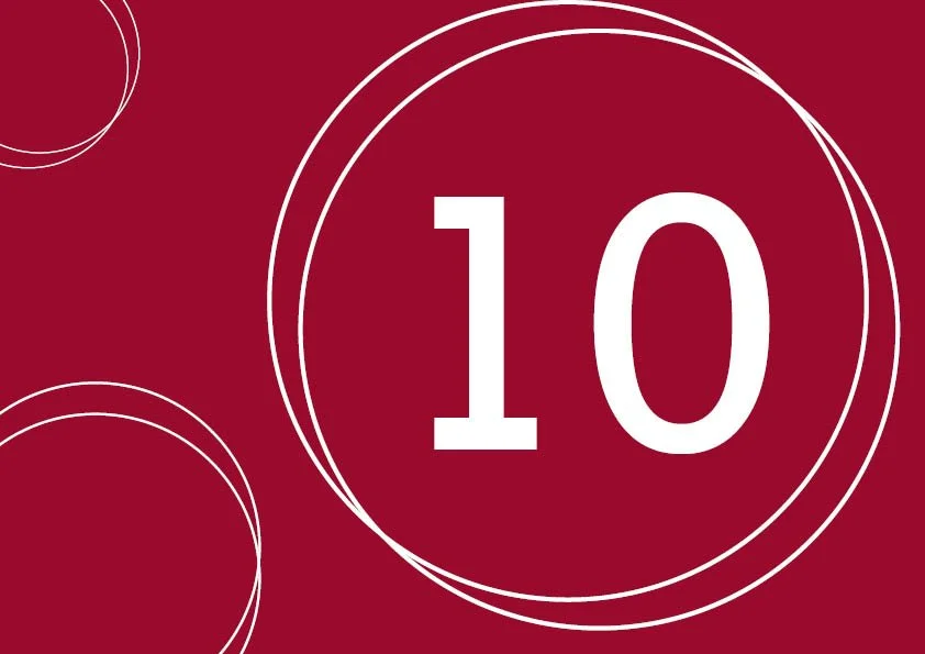 Eine rote Hintergrundfarbe mit weißen Kreisen und der weißen Zahl 10 in der Mitte.