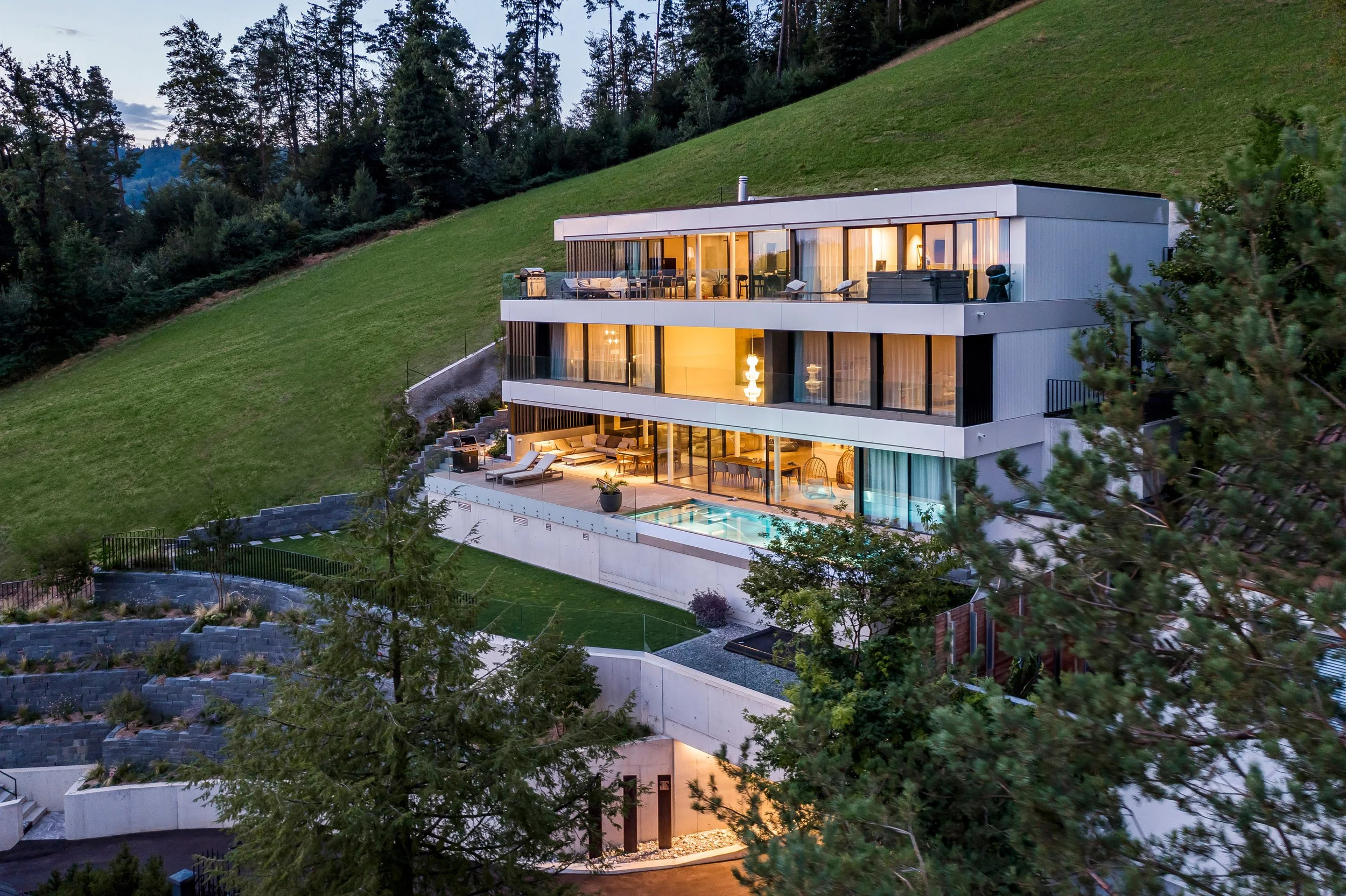 	
Einfamilienhaus, mehrstöckige Villa in Hanglage mit großer Terrasse und Swimmingpool, eingebettet in grüner Natur, Architektur und Bauplanung.