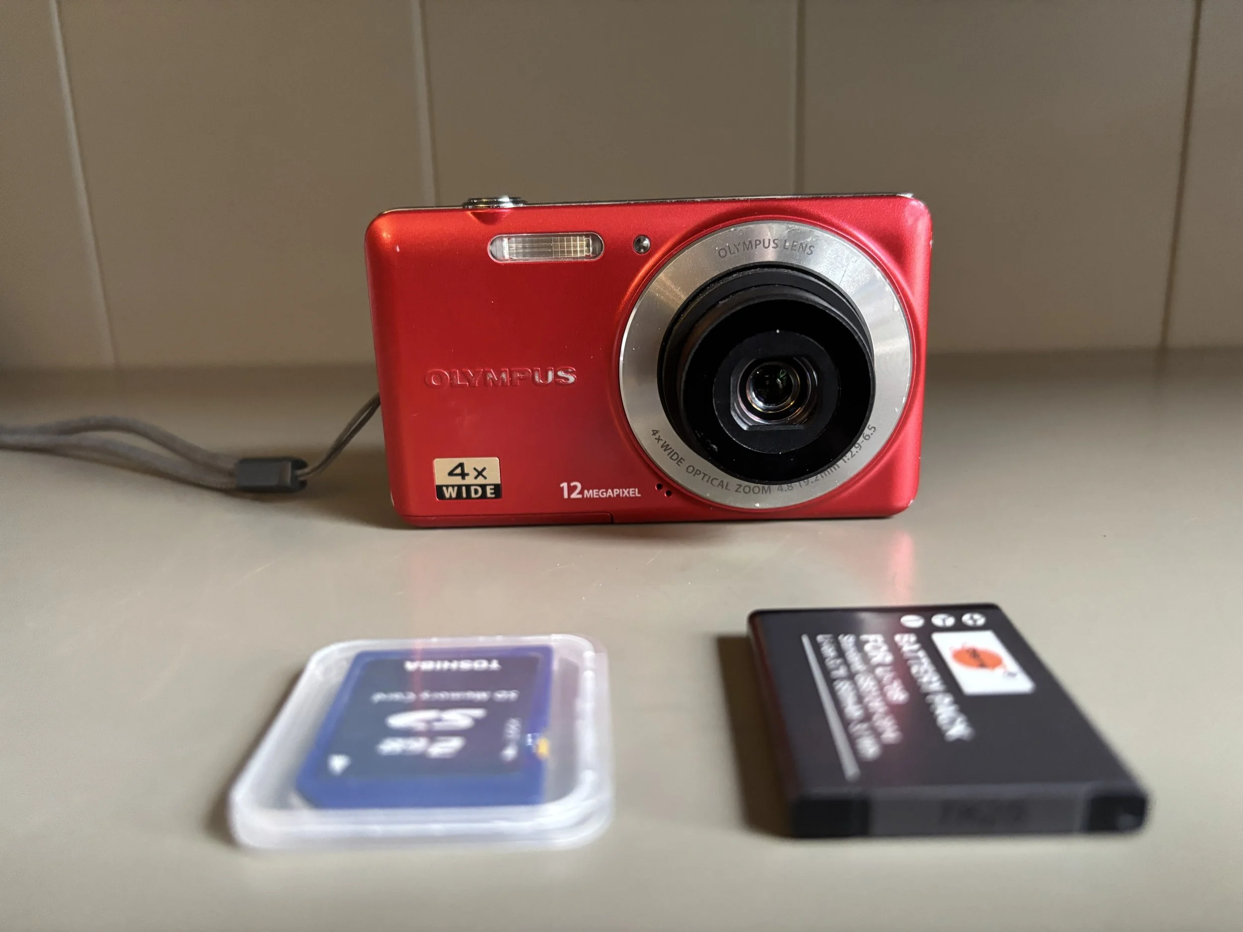 Olympus D-700, compact digital