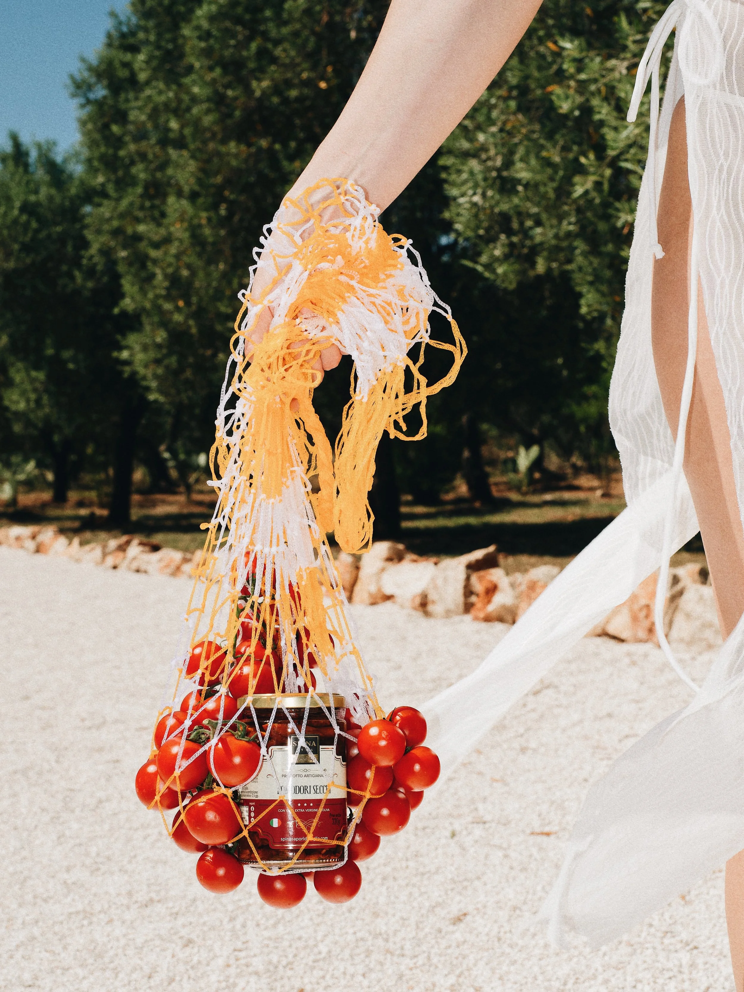 I nostri pomodori secchi continuano a raccontare un&rsquo;estate fatta di gesti semplici, di tempo dedicato alle cose buone e di una tradizione che continua a vivere, un vasetto dopo l&rsquo;altro.
Ci sono cose che non seguono le mode, attraversano i
