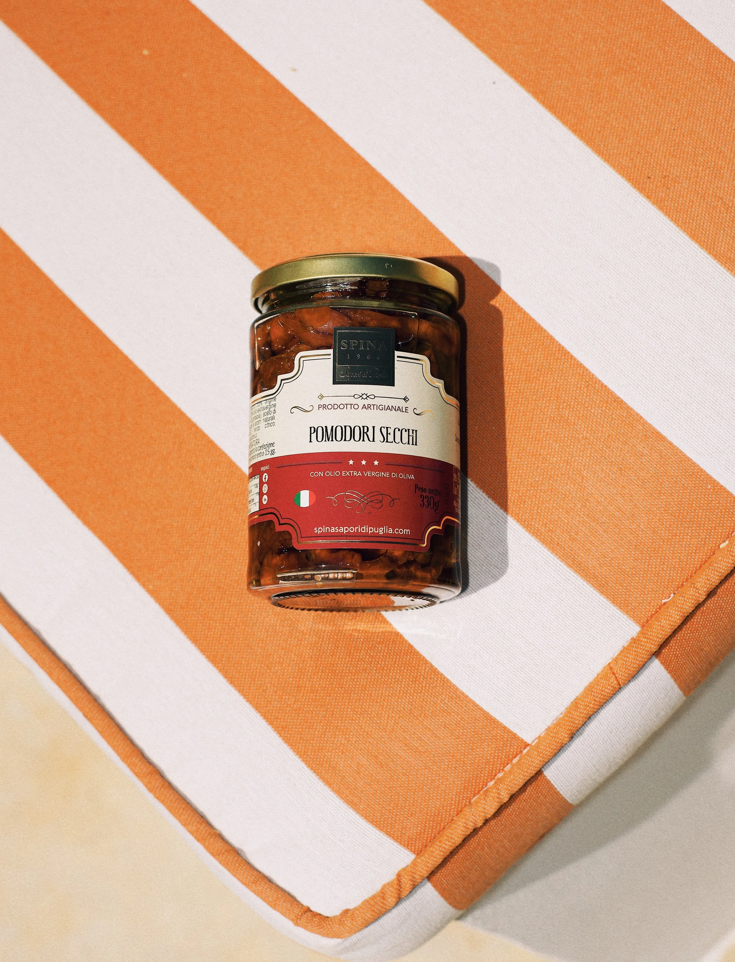 Lavorati con cura per preservarne sapore e consistenza, i pomodori secchi racchiudono tutta l&rsquo;intensit&agrave; del pomodoro maturato al sole.
Il gusto deciso e la consistenza carnosa li rendono perfetti per insalate, focacce, primi piatti, aper