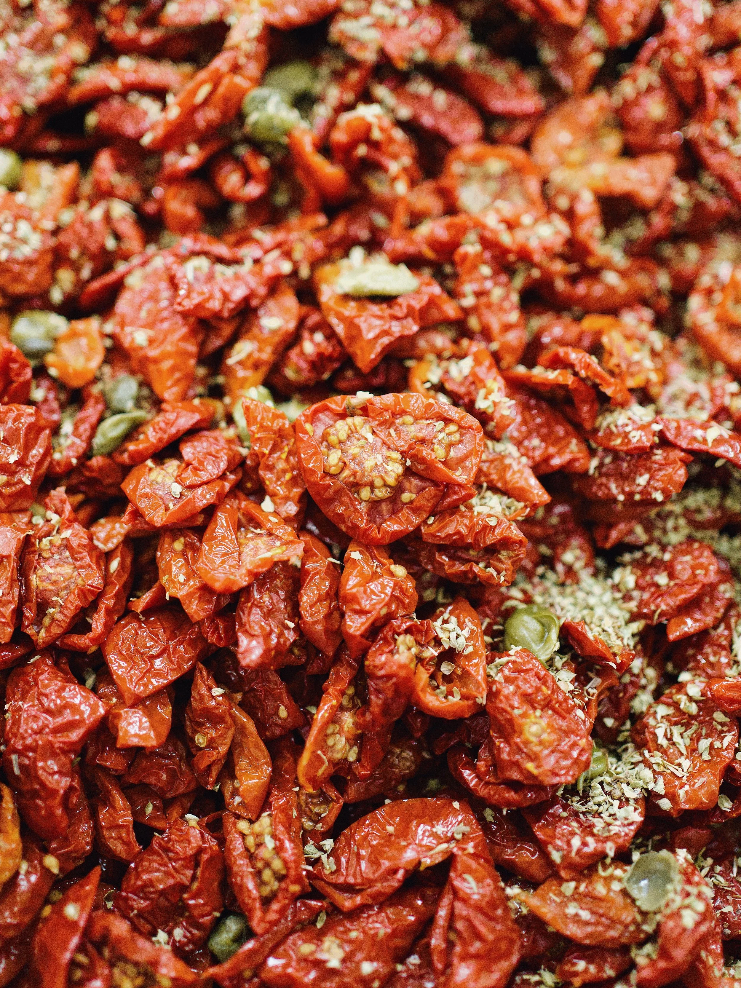 Sembrano stelle. In realt&agrave; sono capperi.
Cadono sui pomodori secchi uno dopo l&rsquo;altro, trasformando un gesto quotidiano in qualcosa che ogni estate continua a raccontare la nostra storia.
Nella notte di San Lorenzo, mentre tutti guardano 