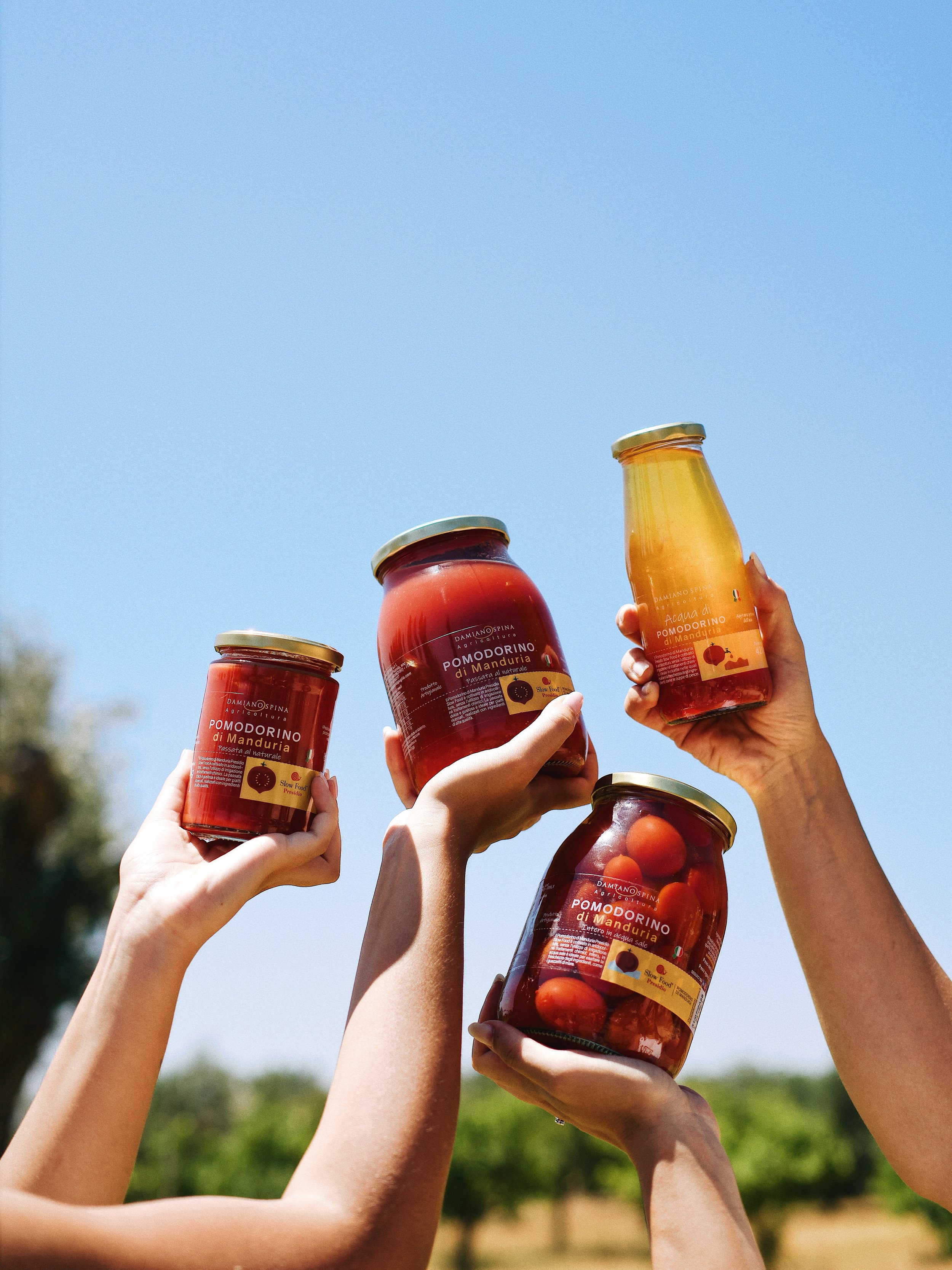 Quante cose pu&ograve; diventare un pomodorino?🍅
Passata, intero, acqua di pomodorino e molto altro. Ogni prodotto nasce da lui: il nostro @pomodorinodimanduria Presidio #SlowFood.

Da oggi fino al 27 settembre lo portiamo a #TerraMadre Salone del G