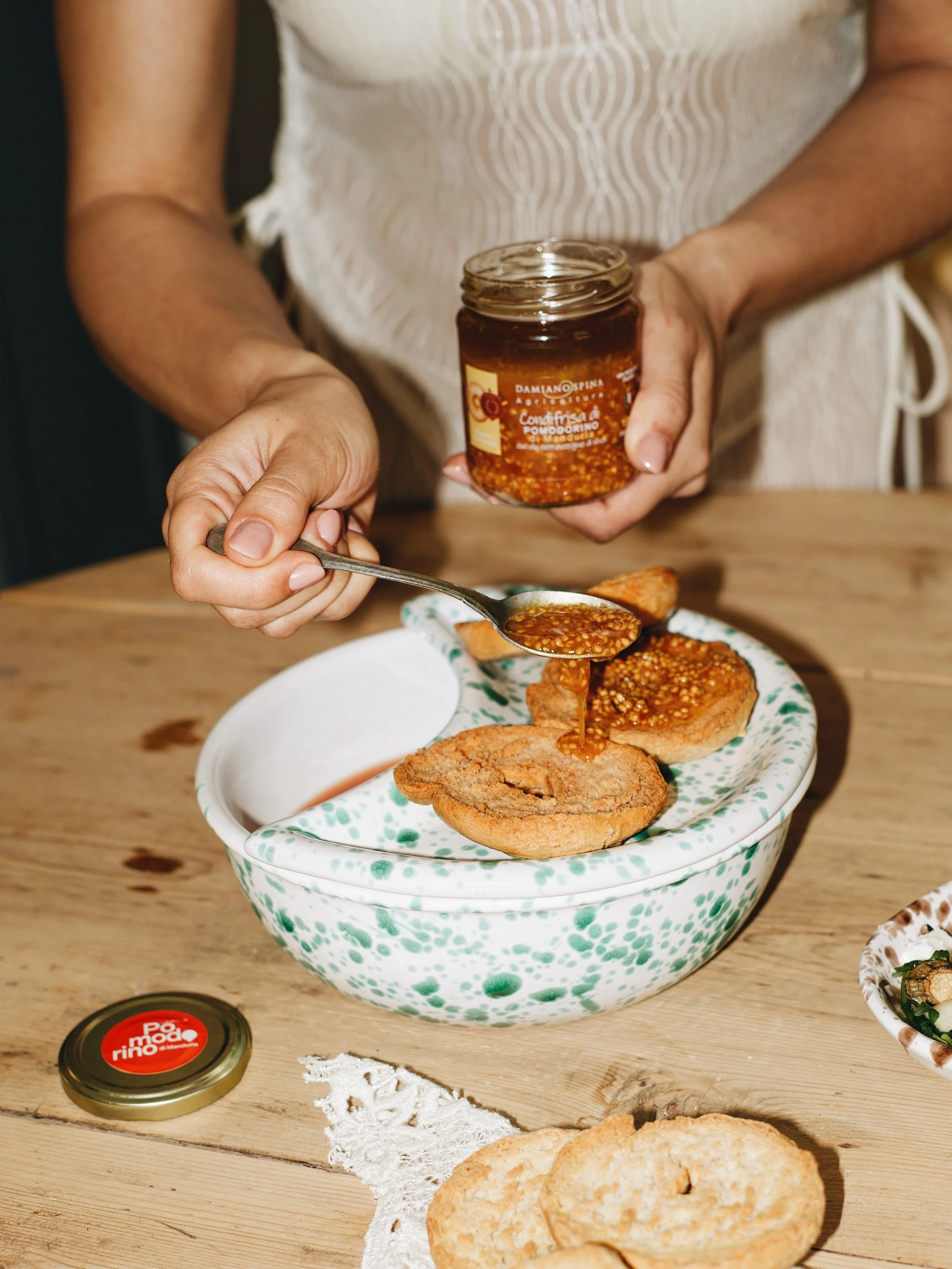 Agosto ha una sola regola: complicarsi la vita il meno possibile.
E allora eccolo qua, il nostro Condifrisa con semi di @pomodorinodimanduria 🍅
Un condimento pronto che nasce dal recupero di una preziosa risorsa durante la lavorazione del Pomodorino
