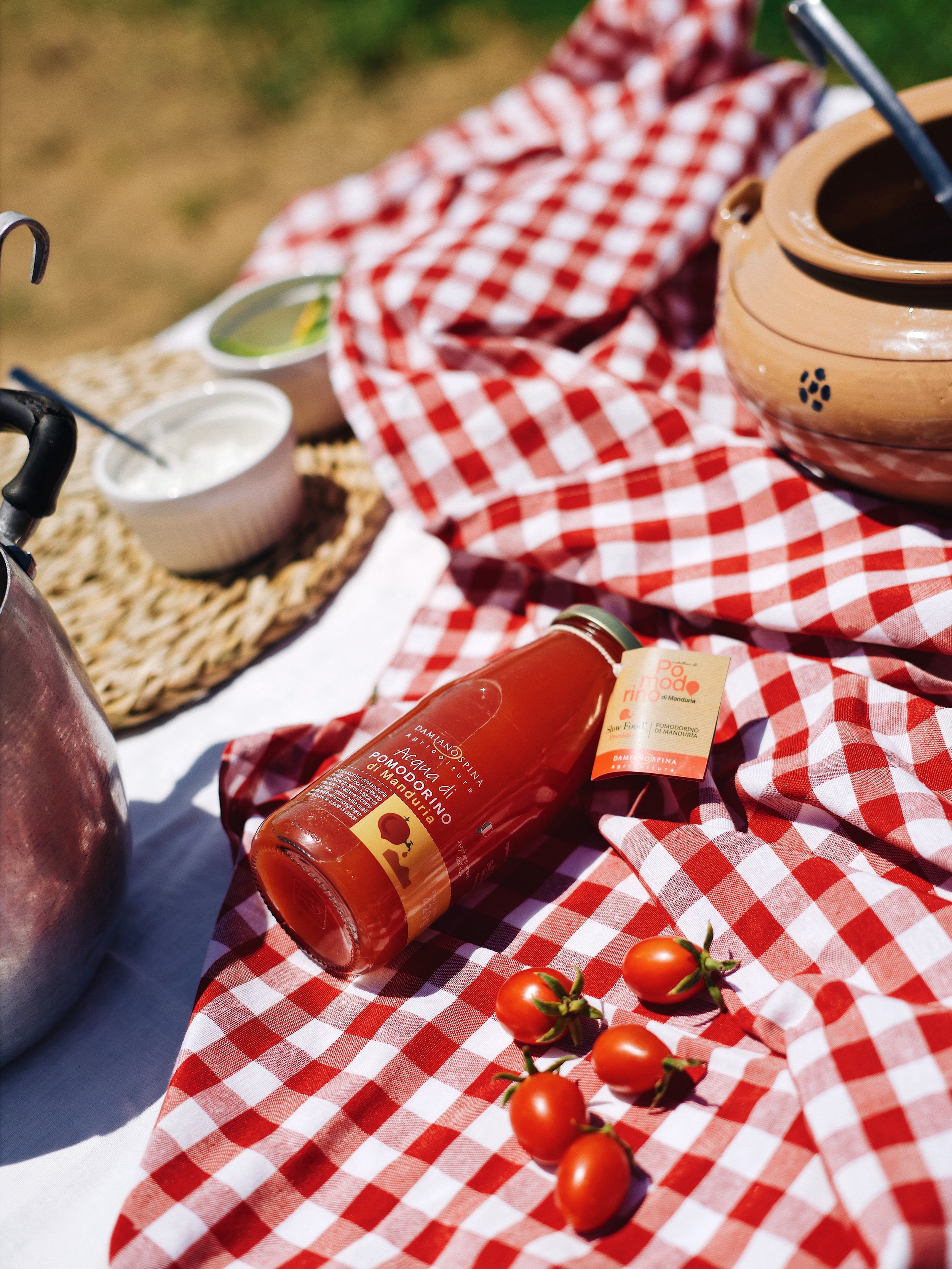 Chi ha detto che il pomodorino si mangia soltanto? La nostra Acqua di @pomodorinodimanduria &egrave; fresca, aromatica e racchiude l&rsquo;essenza di una materia prima che abbiamo scelto di valorizzare fino all&rsquo;ultima goccia.
Da usare in cucina