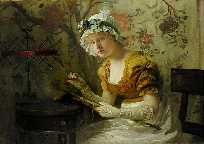 Jeune femme en vêtements d'époque, assise, lisant un livre, avec un bâton, dans un décor florale, portant un chapeau fleuri.